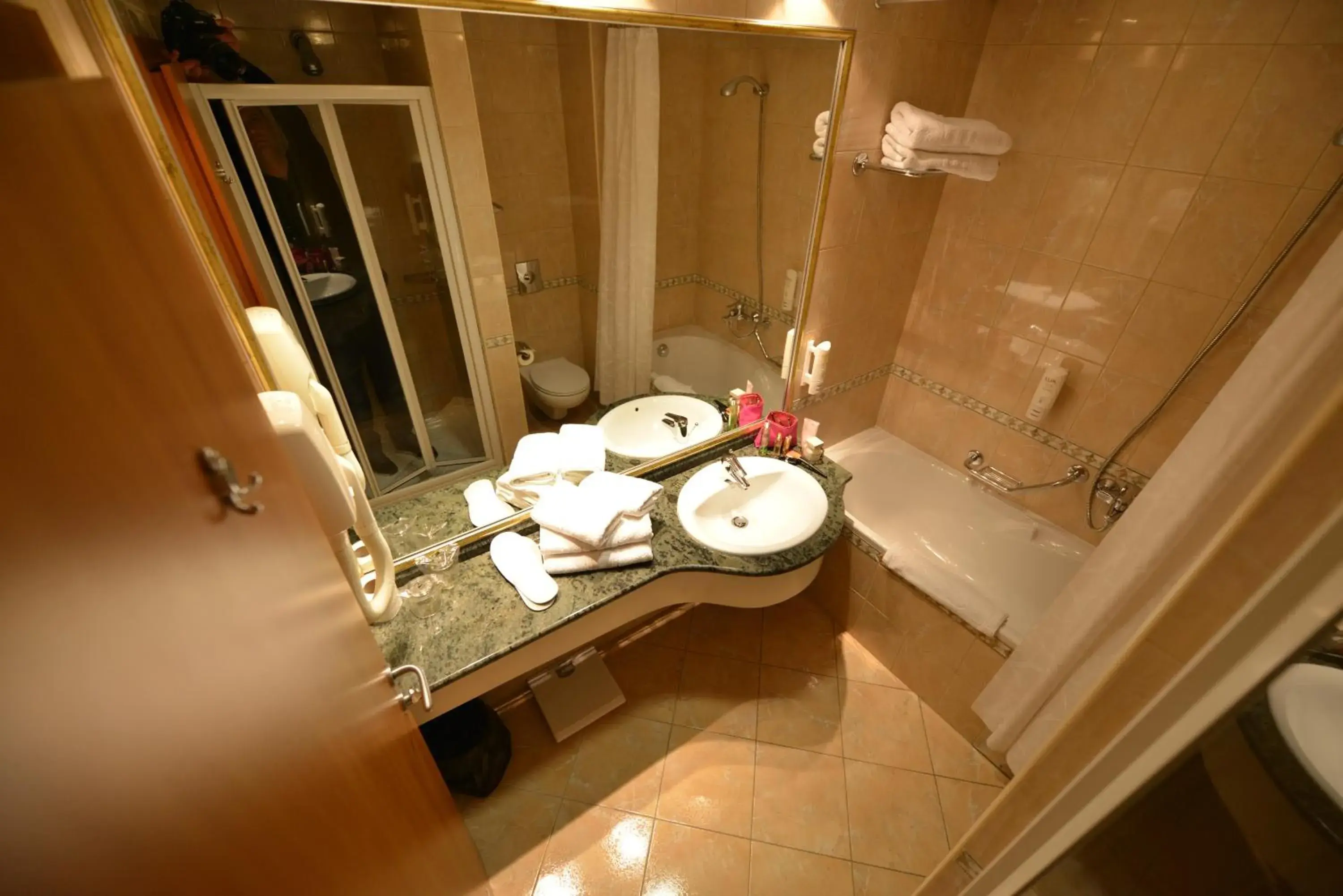 Bathroom, Coffee/Tea Facilities in Hotel Karpos