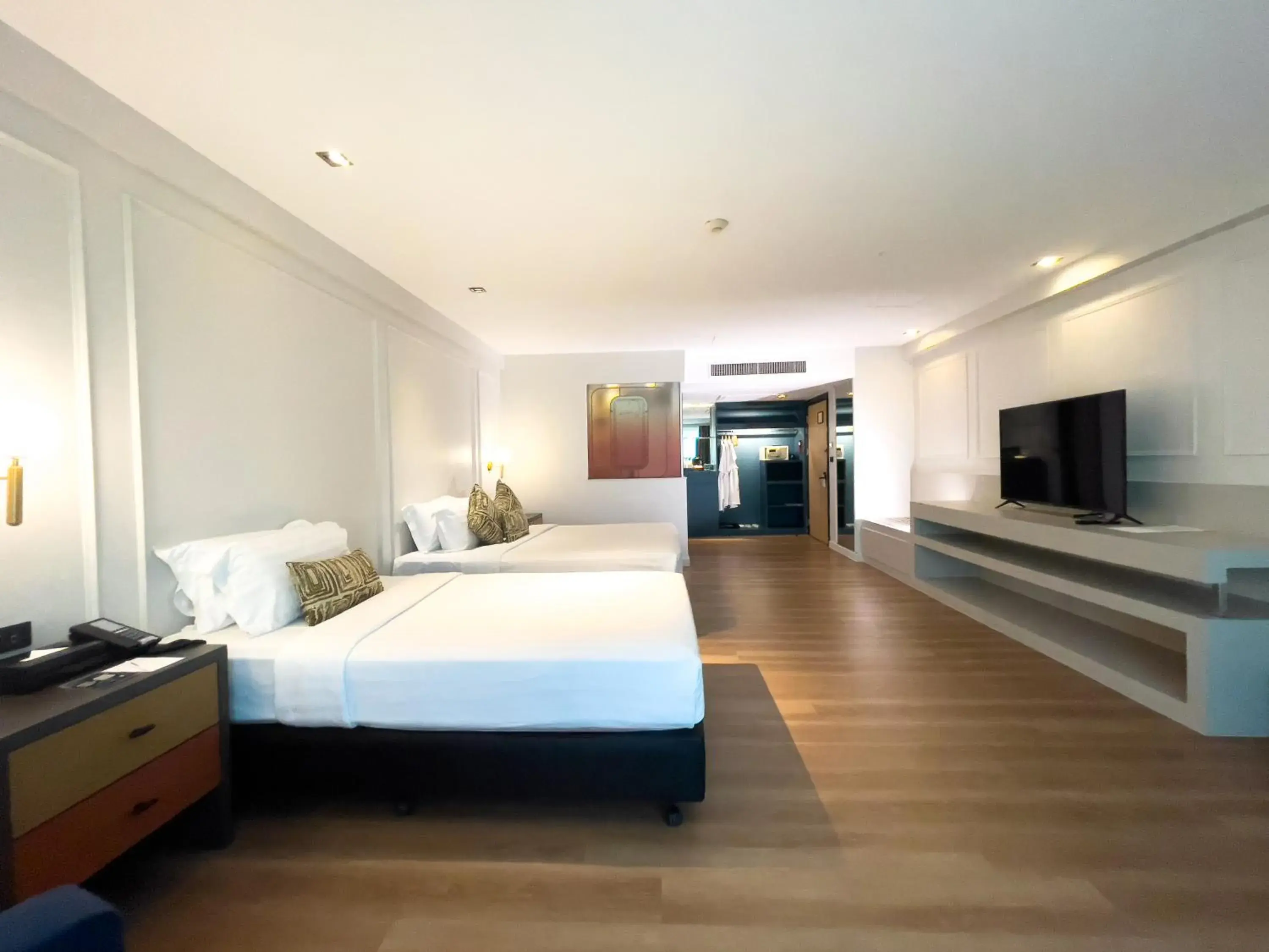 Bedroom, TV/Entertainment Center in A-One Bangkok Hotel