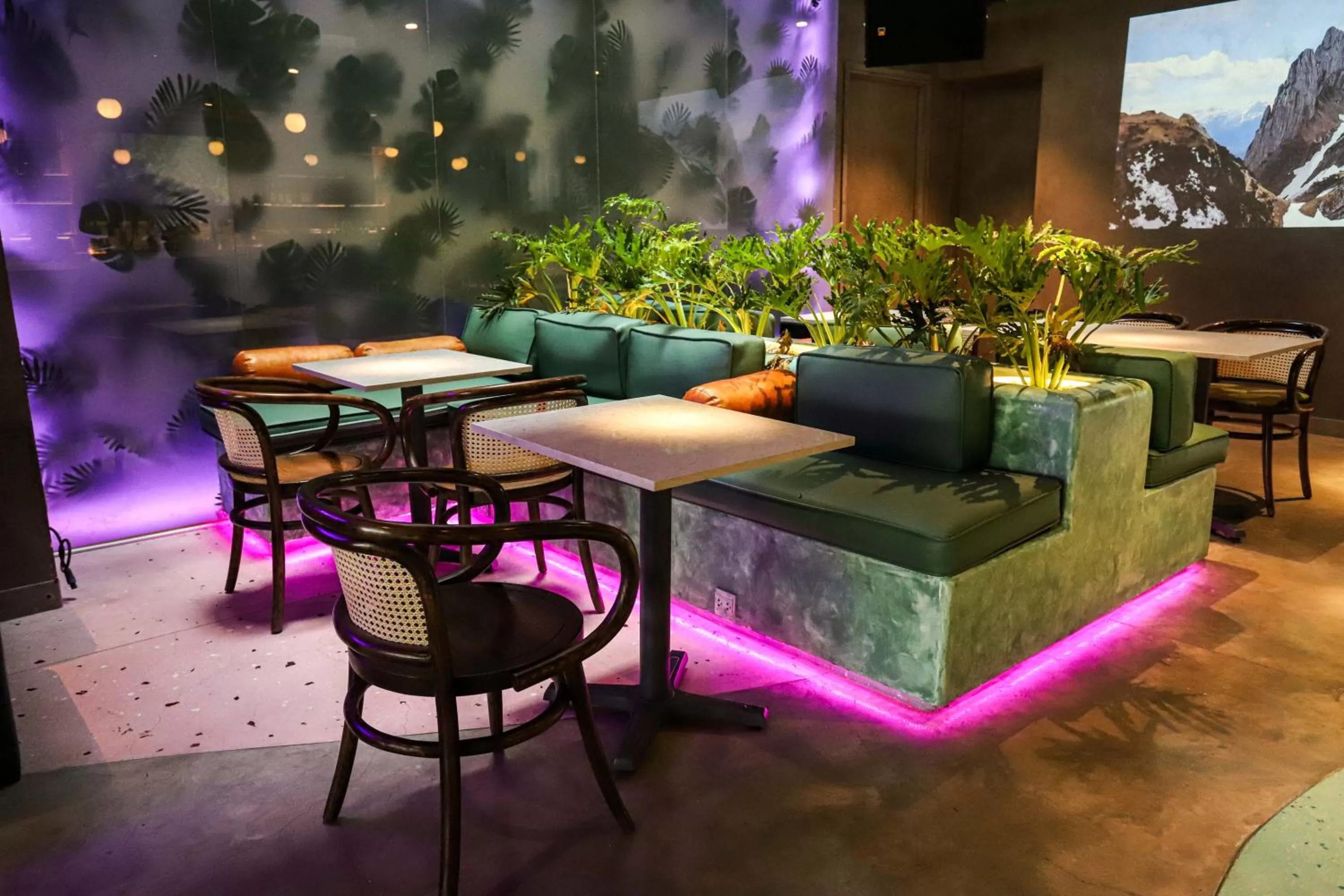 Restaurant/places to eat in HOME Hotel