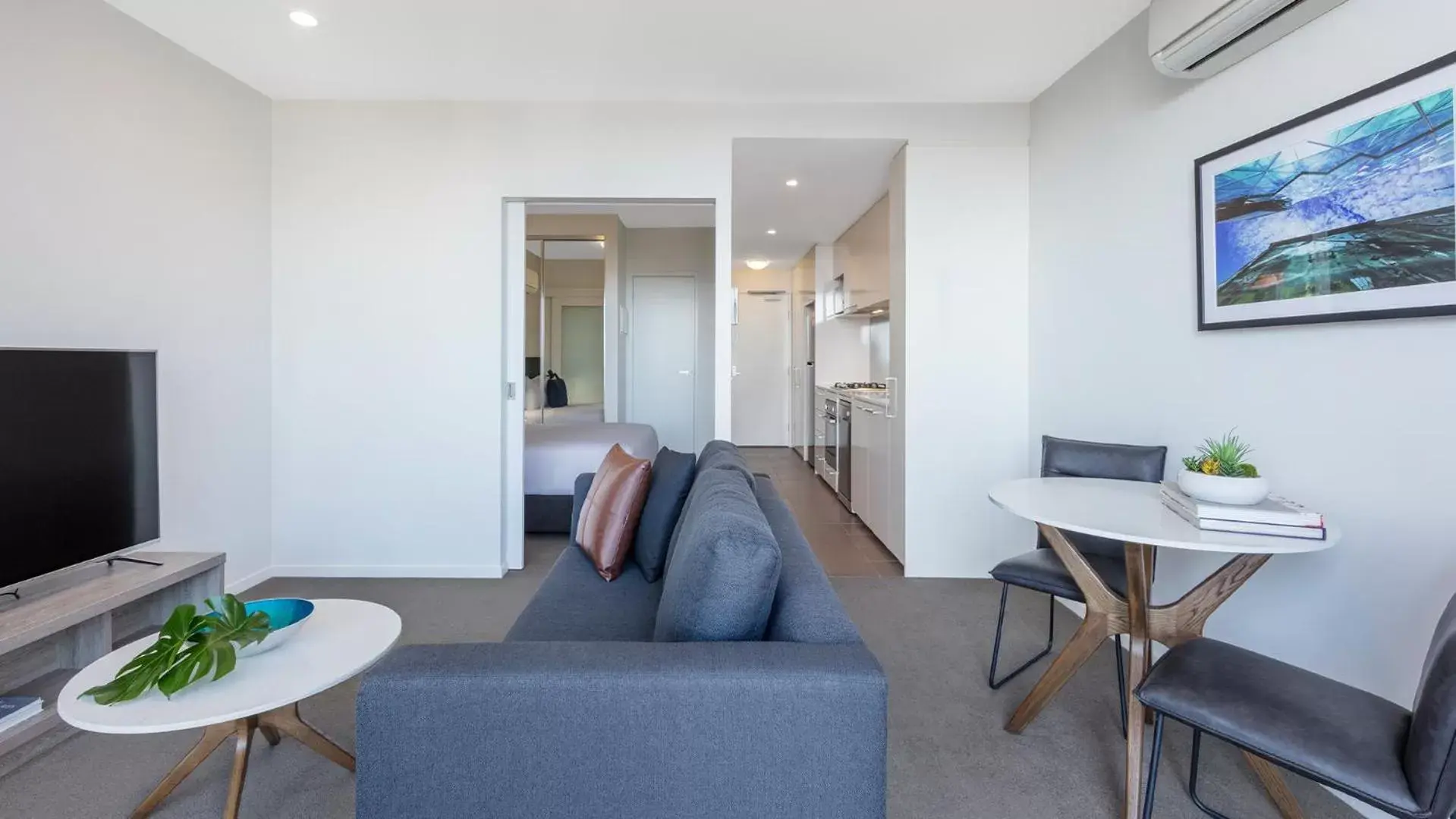 TV and multimedia, Seating Area in Oaks Melbourne on William Suites