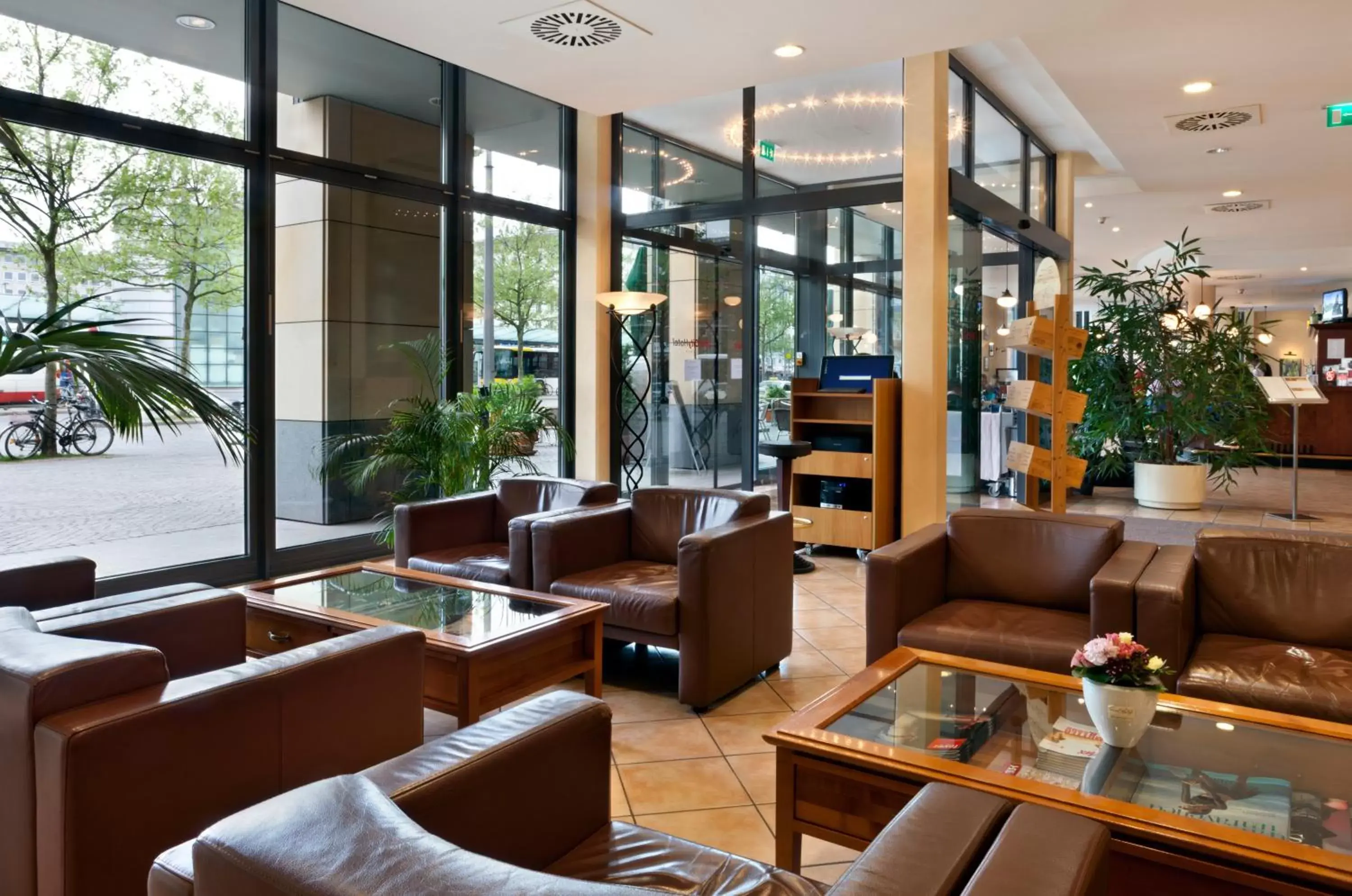 Lobby or reception, Restaurant/Places to Eat in IntercityHotel Bremen