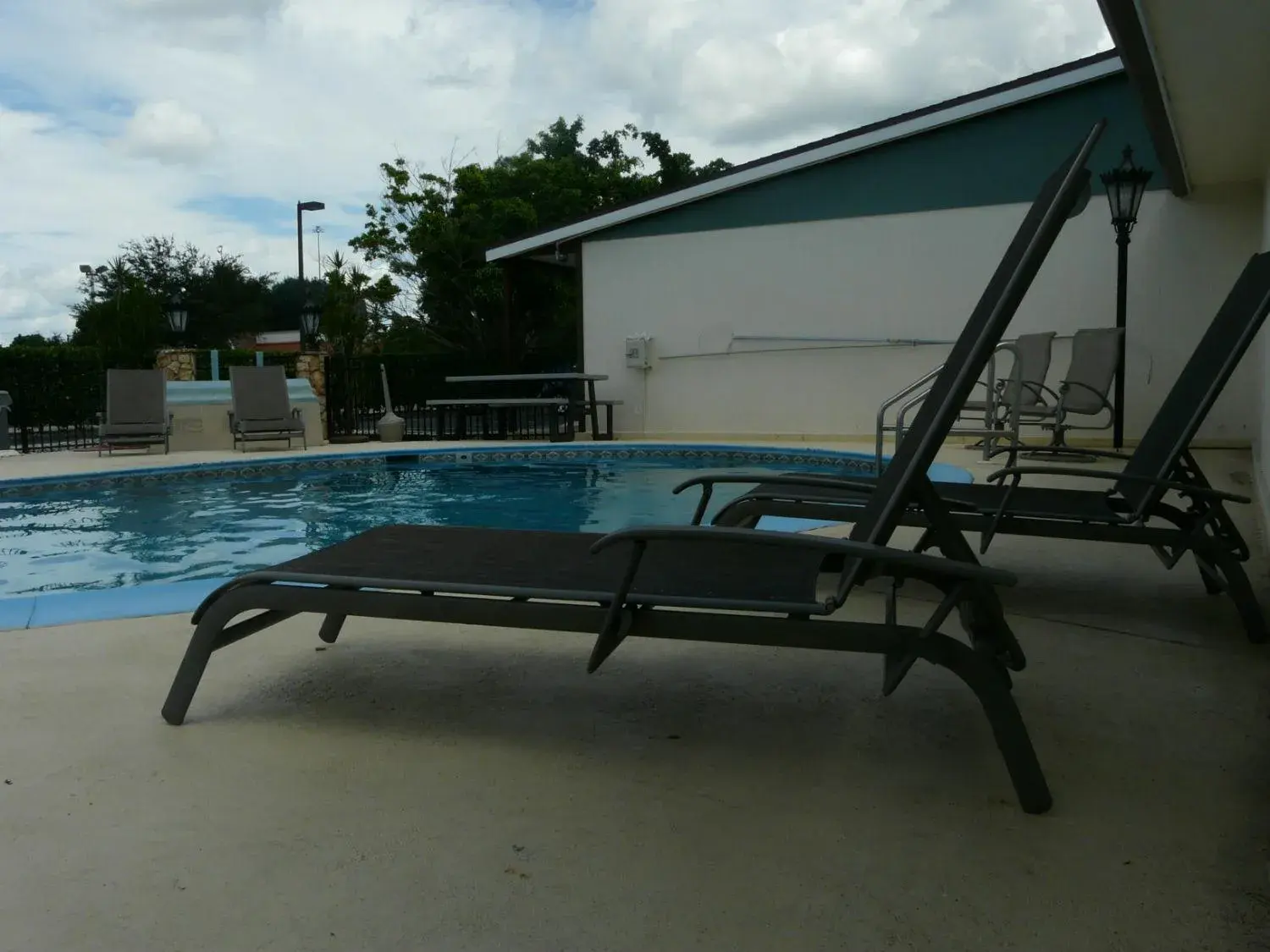 Swimming pool in Spinnaker Inn of Naples