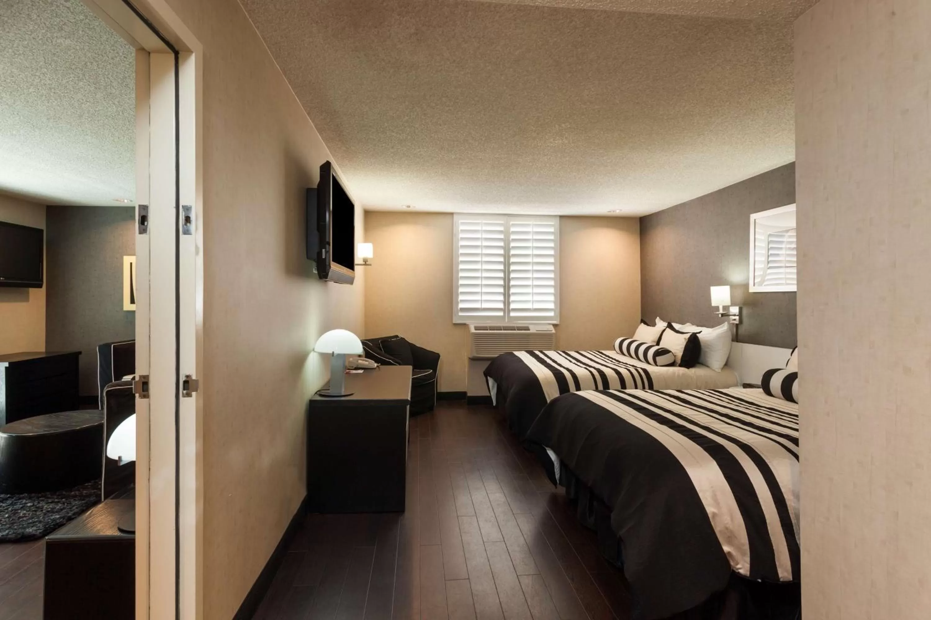 Photo of the whole room, Bed in Ramada Plaza by Wyndham West Hollywood Hotel & Suites