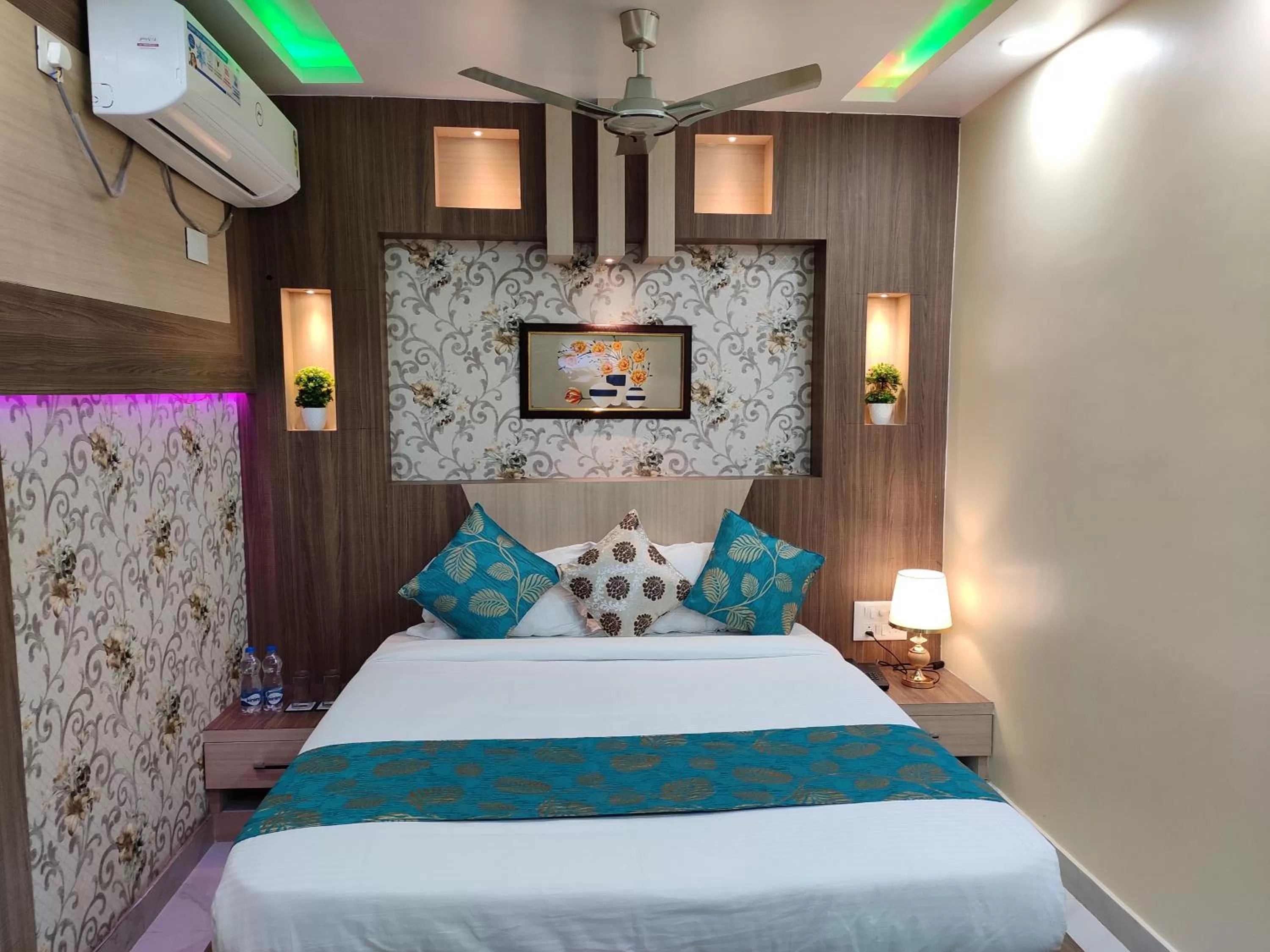 Bed in HOTEL CENTRAL SQUARE "A Couple Friendly Hotel"