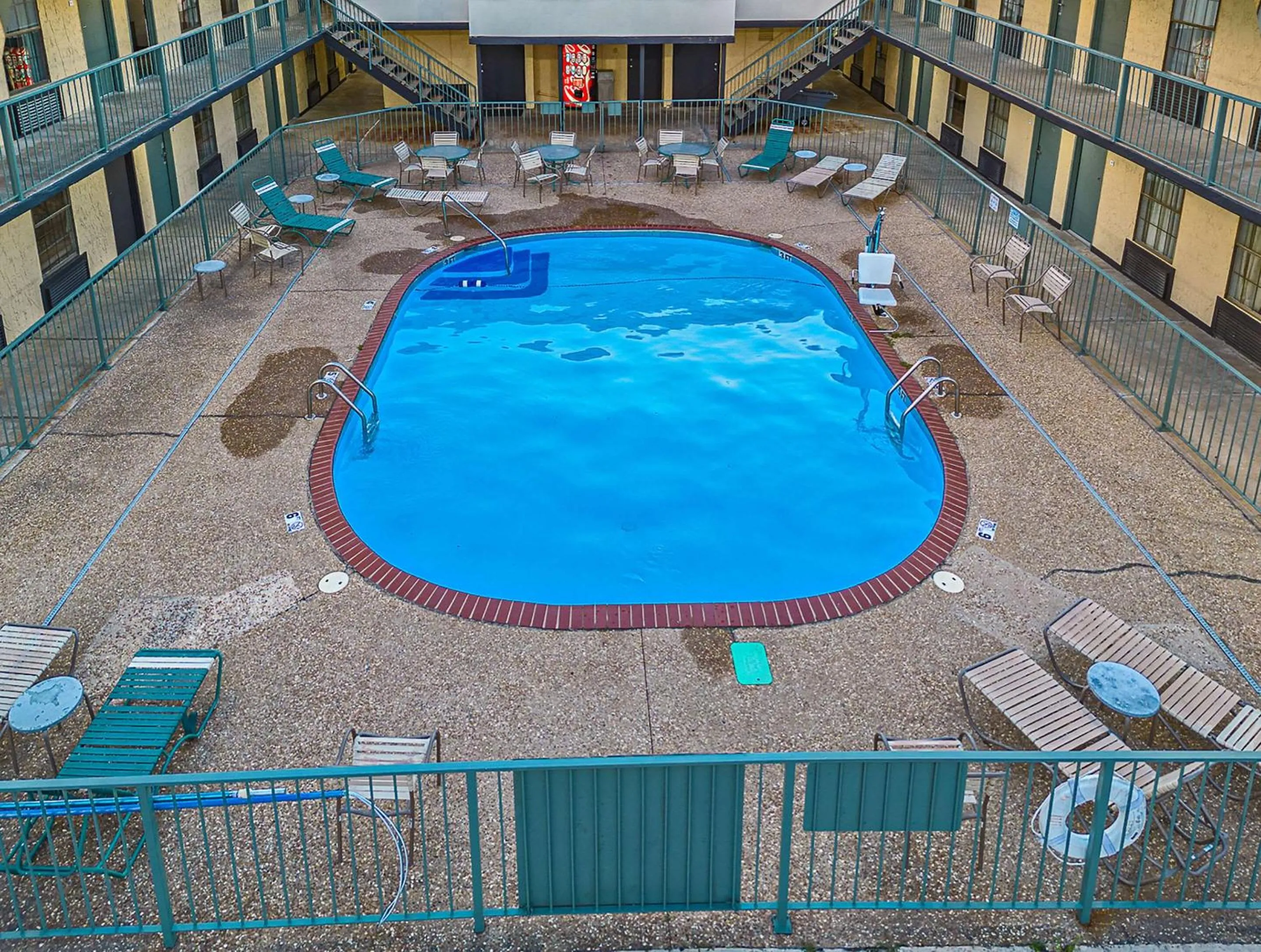 Swimming pool in Quality Inn