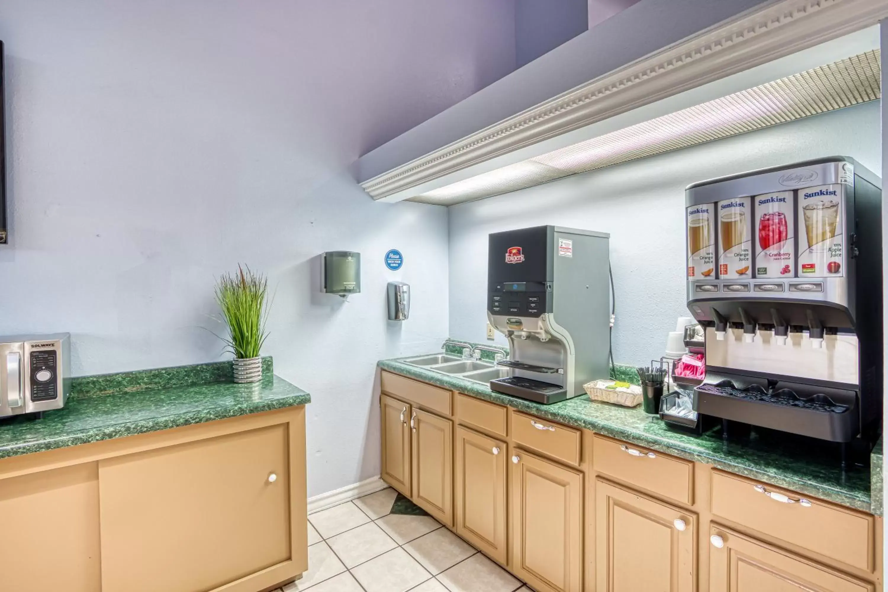 Non alcoholic drinks, Kitchen/Kitchenette in Americas Hotel - El Paso Airport / Medical Center