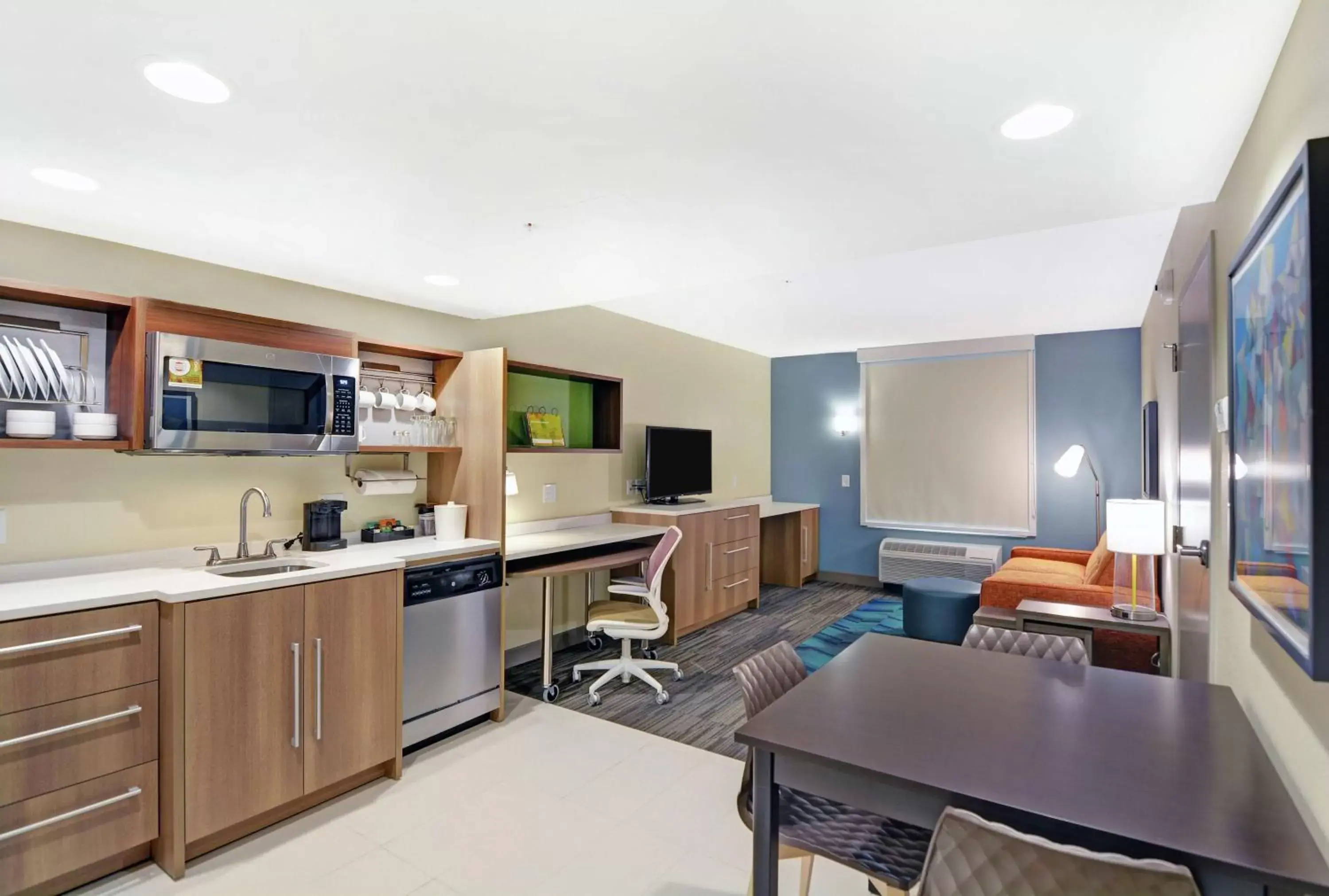 Bedroom, Kitchen/Kitchenette in Home2 Suites By Hilton Clarksville Louisville North