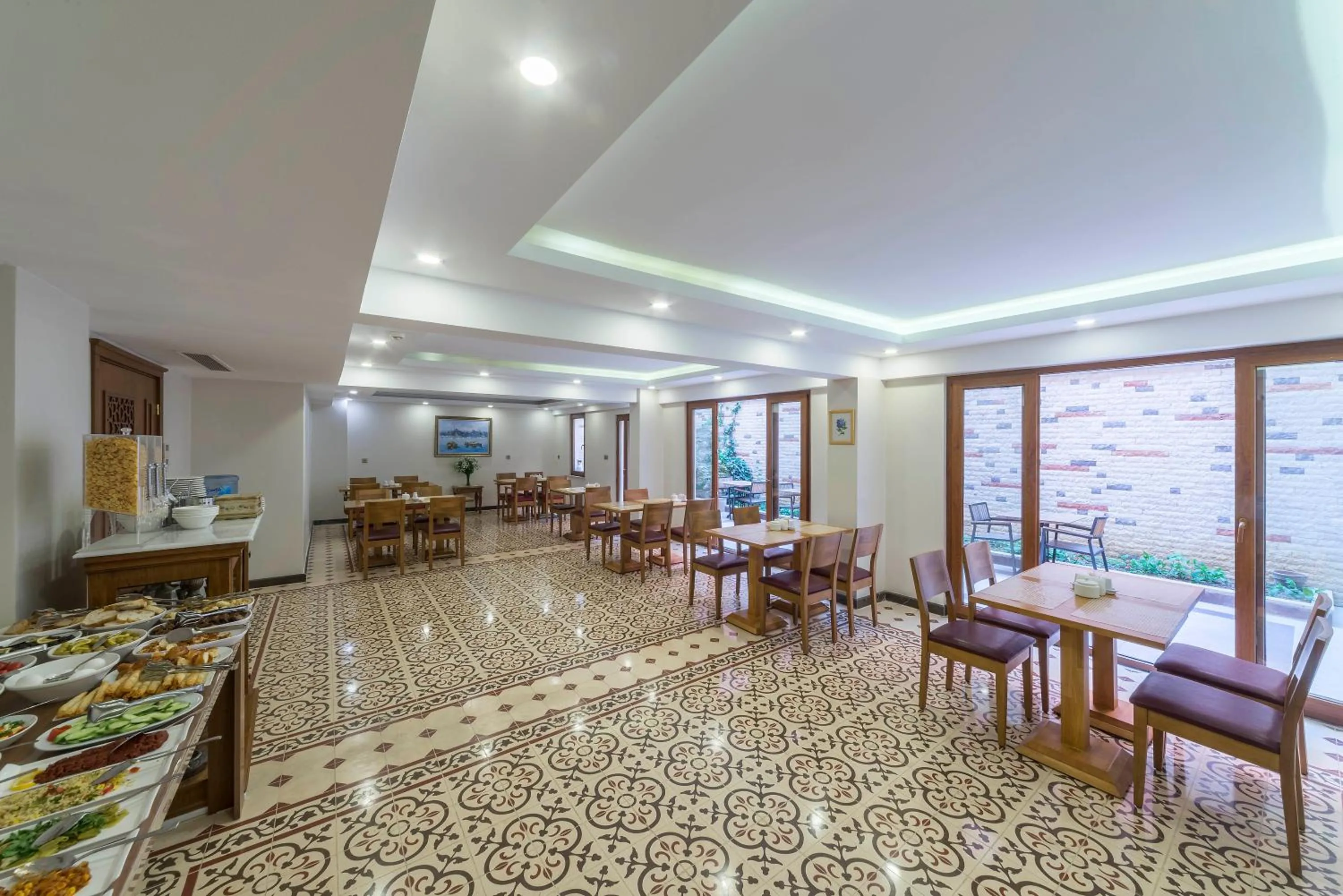 Restaurant/places to eat in Lalinn Hotel
