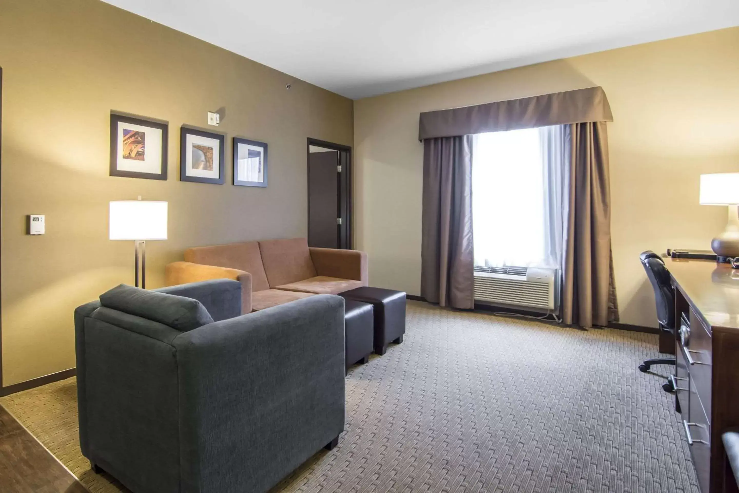 Photo of the whole room, Seating Area in Comfort Suites Saskatoon