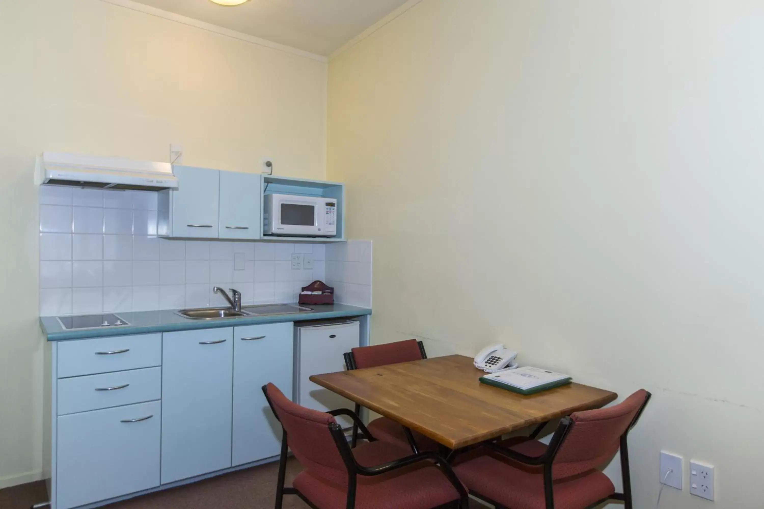 Kitchen or kitchenette, Dining Area in Fernhill Motor Lodge