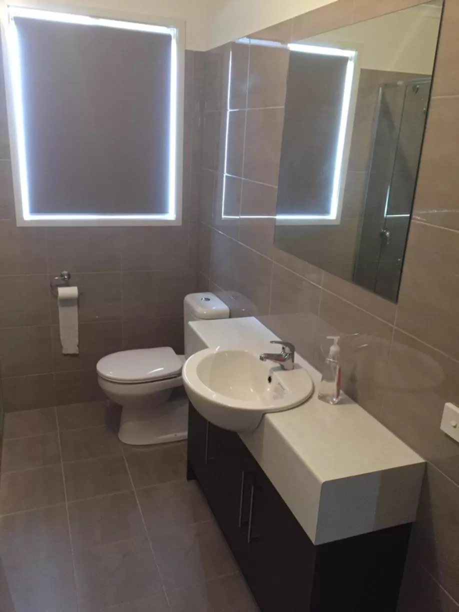 Toilet in City Centre Motel Hotel