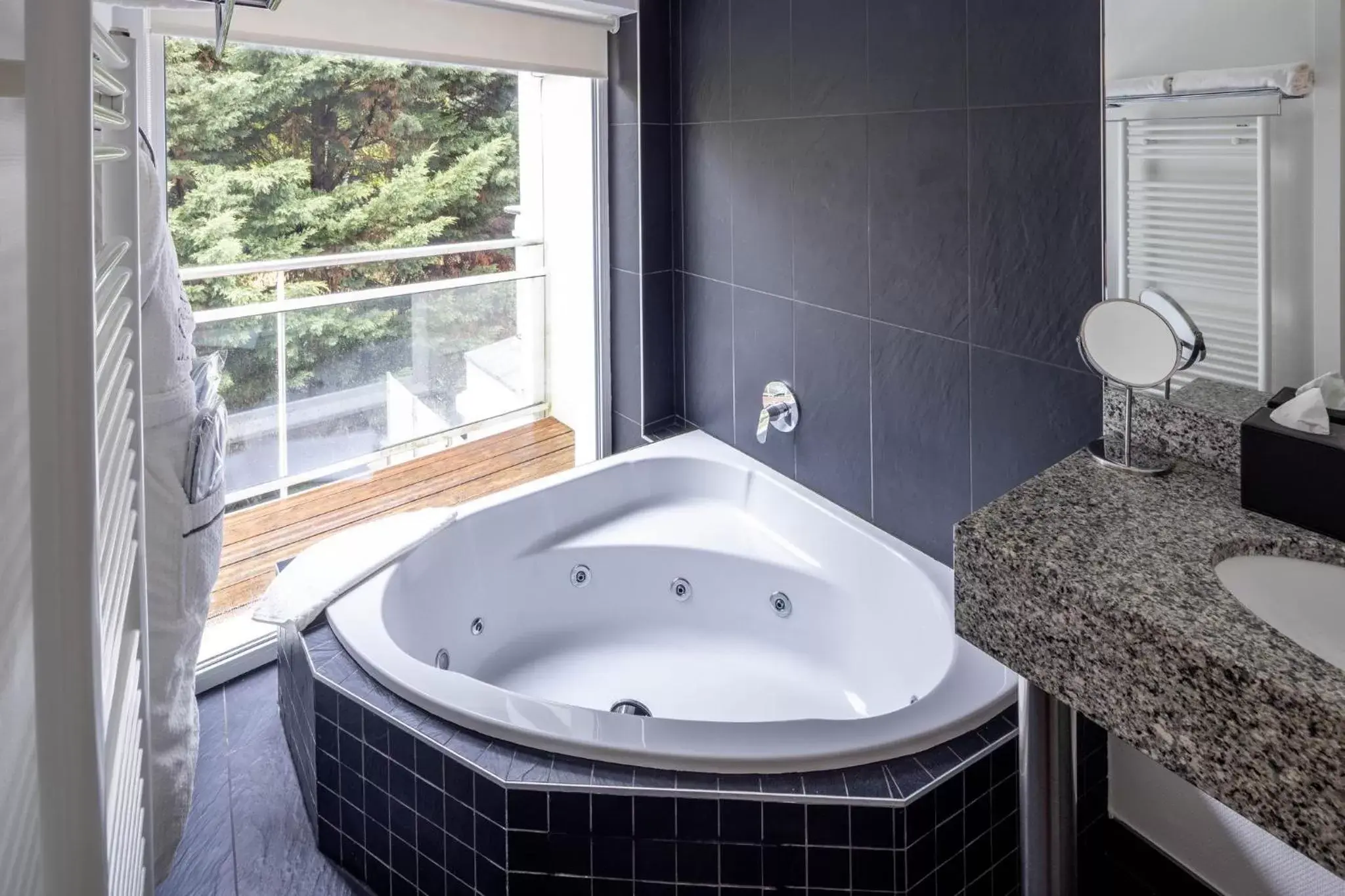 Bath, Bathroom in Garrigae Villa La Florangerie - Hôtel - Piscine & SPA inclus