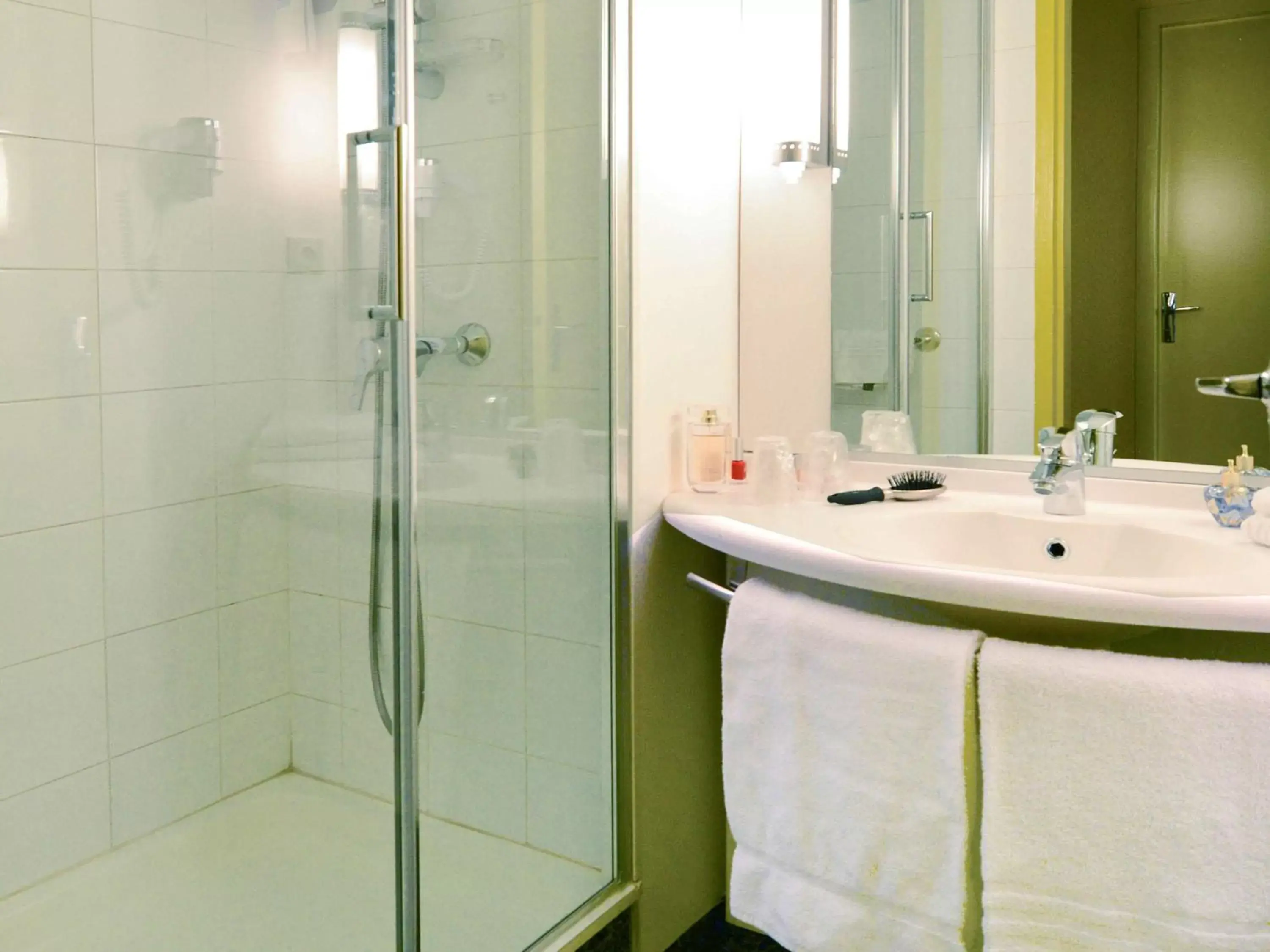 Photo of the whole room, Bathroom in ibis styles Dax Centre