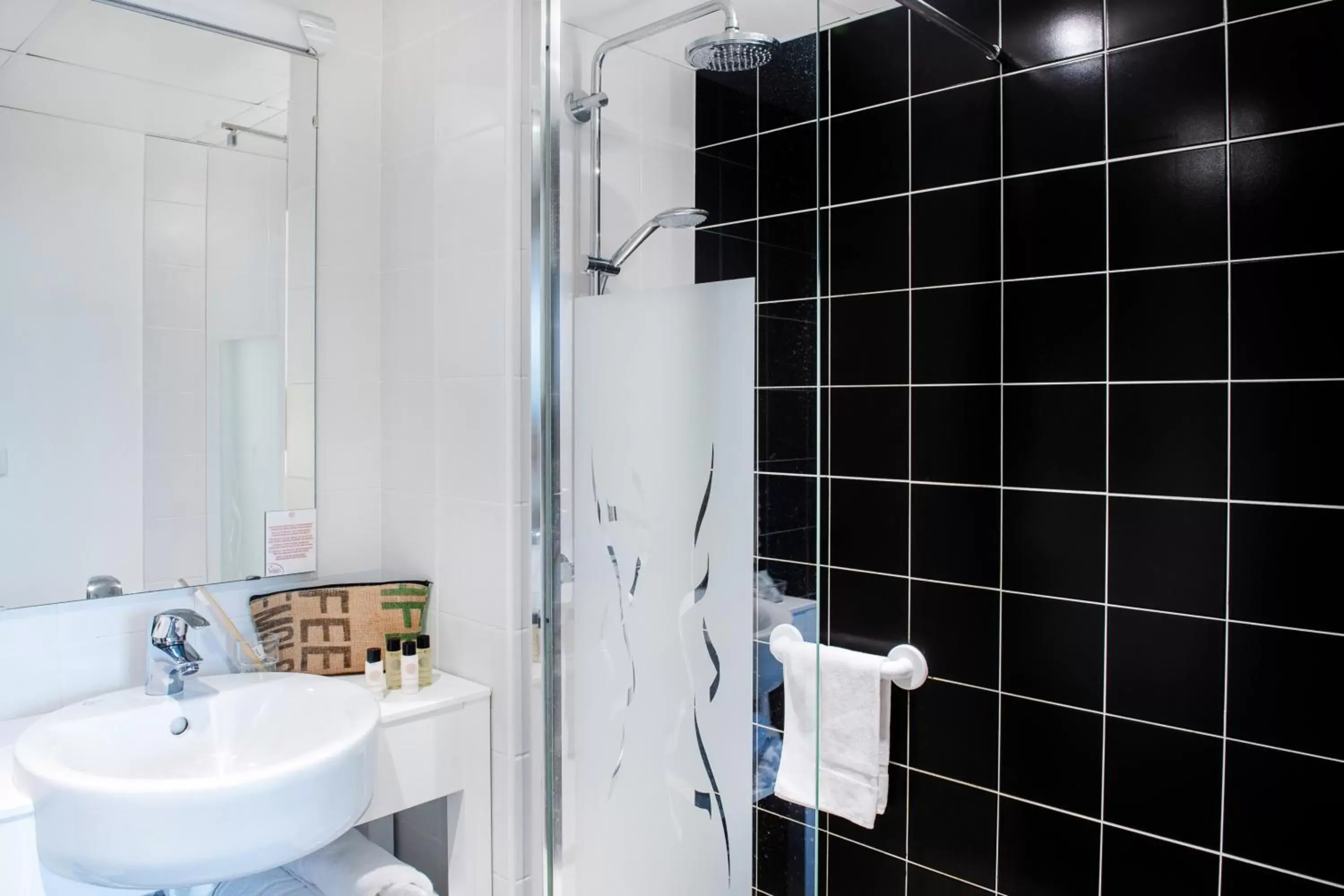 Shower, Bathroom in Hôtel Panorama