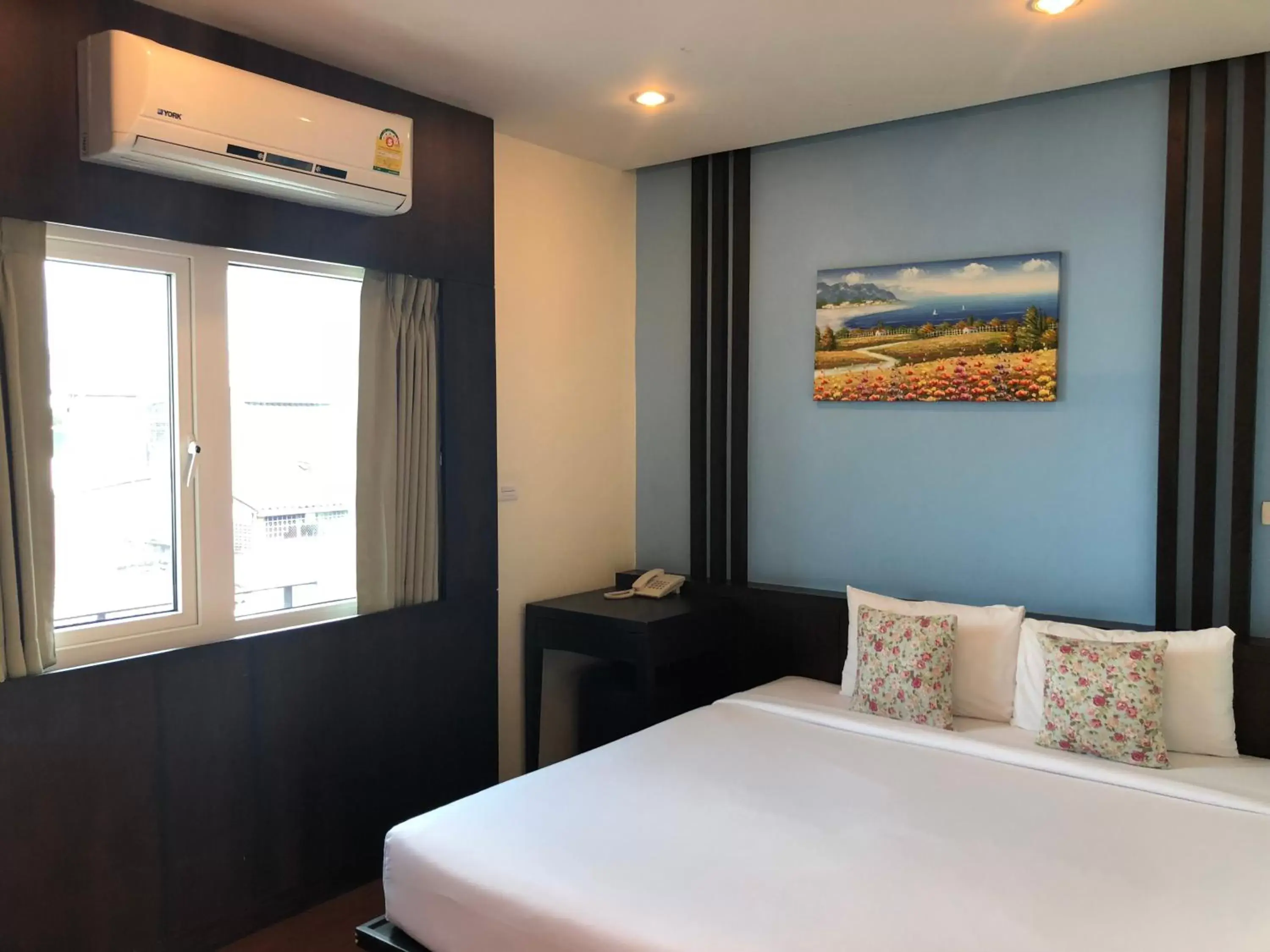 Bedroom, Bed in Tara Place Hotel Bangkok