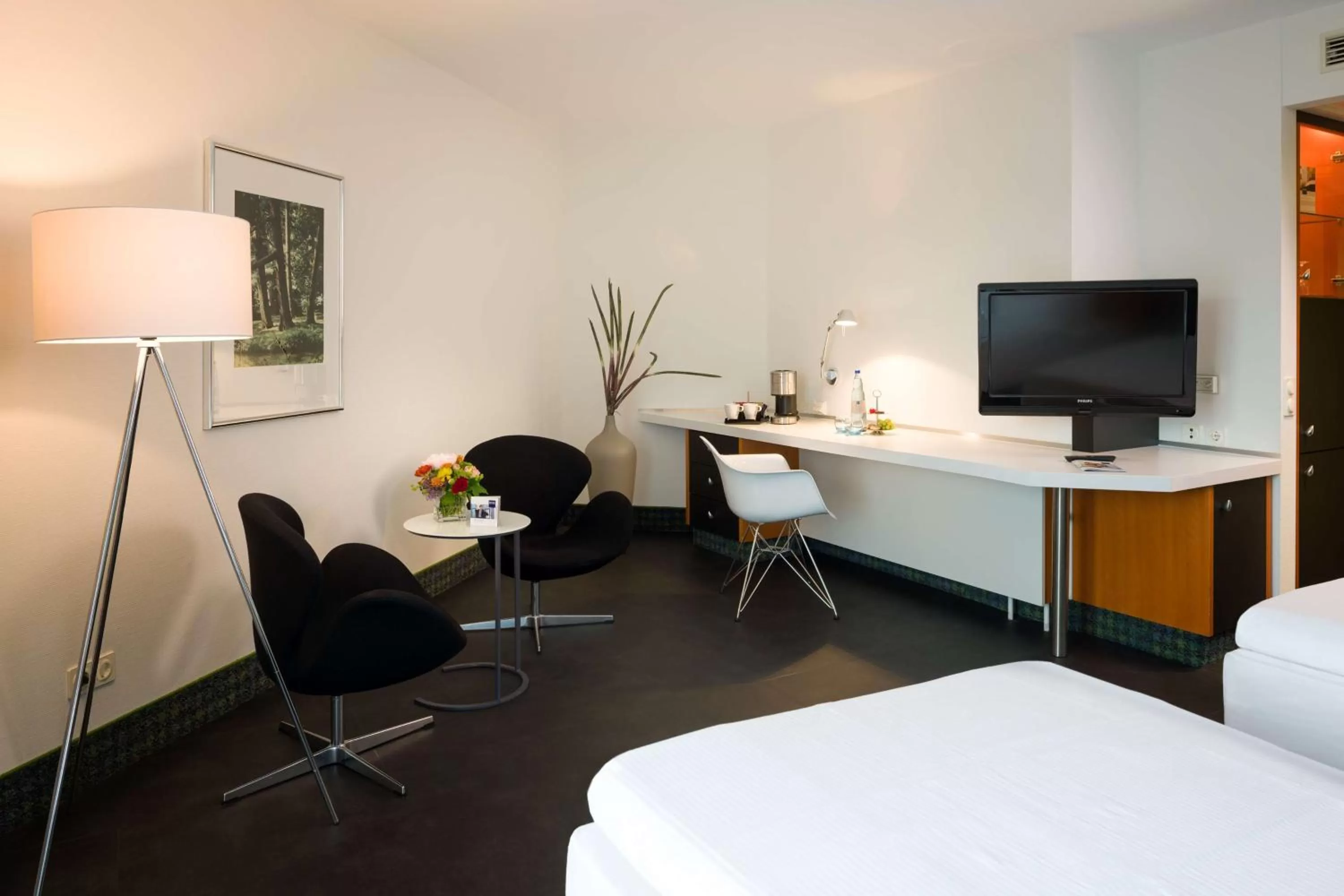 Photo of the whole room, Bed in Dorint Kongresshotel Düsseldorf/Neuss