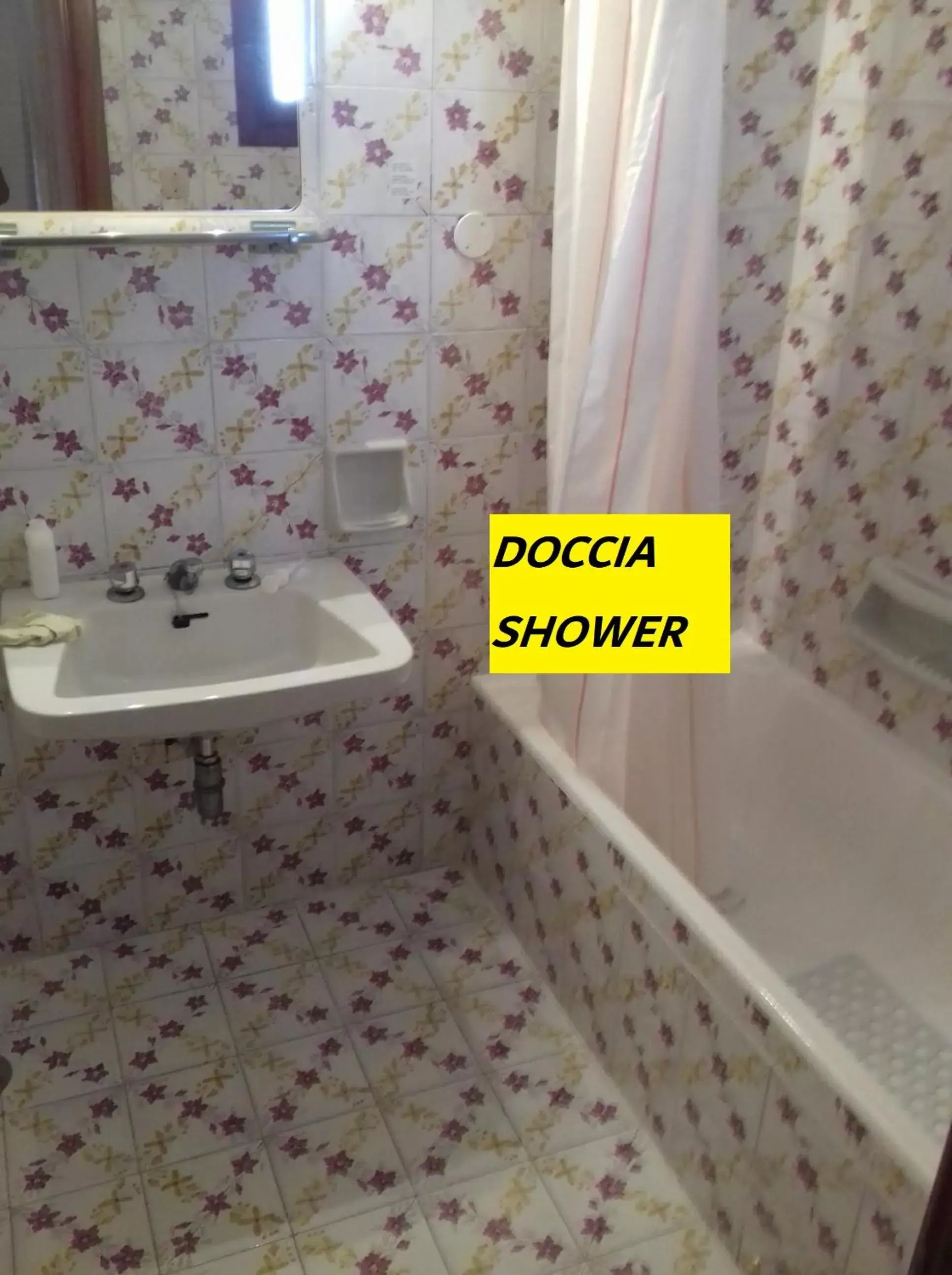 Shower, Bathroom in Villa Thomas BB
