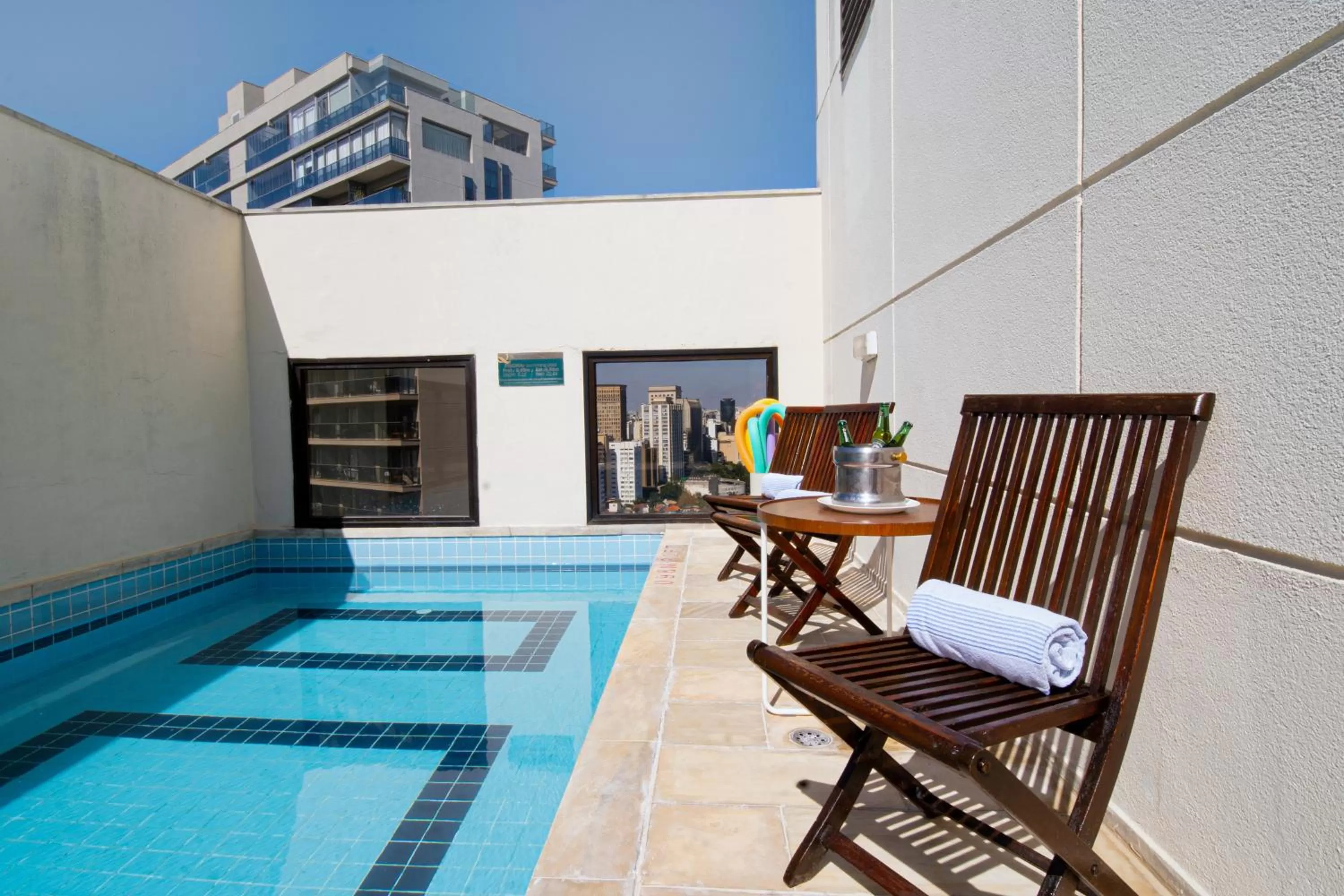 Swimming pool in Quality Faria Lima