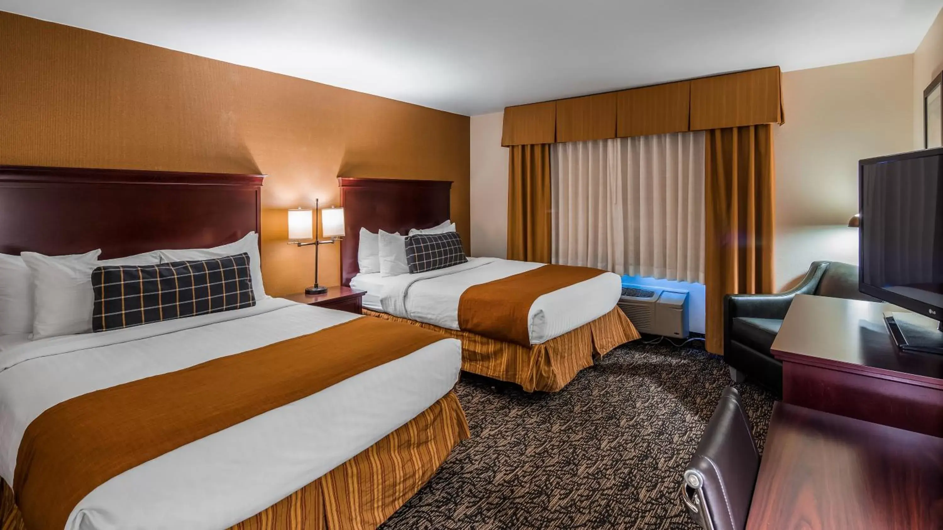 Bedroom, Bed in Best Western Plus Truckee-Tahoe Hotel