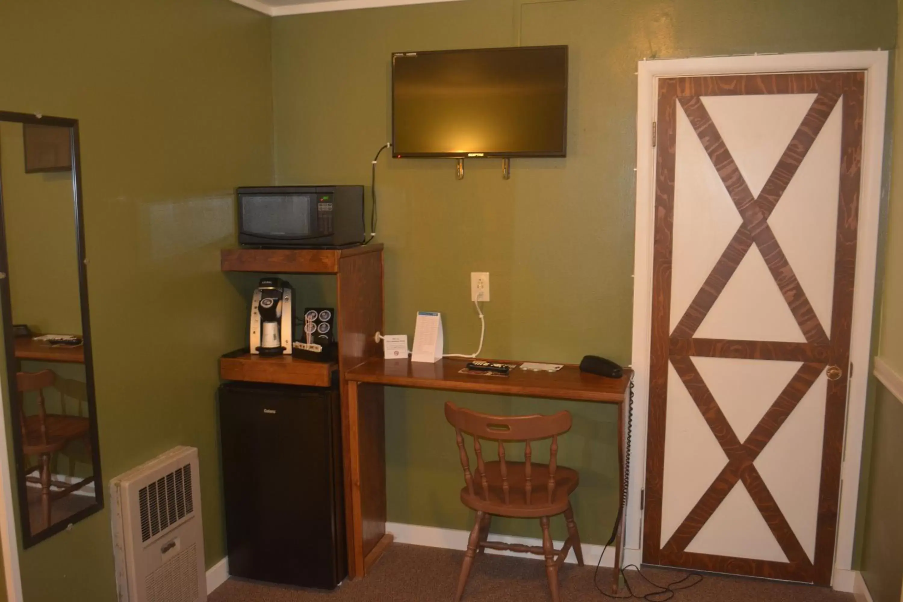 Decorative detail, TV/Entertainment Center in Country Motor Inn