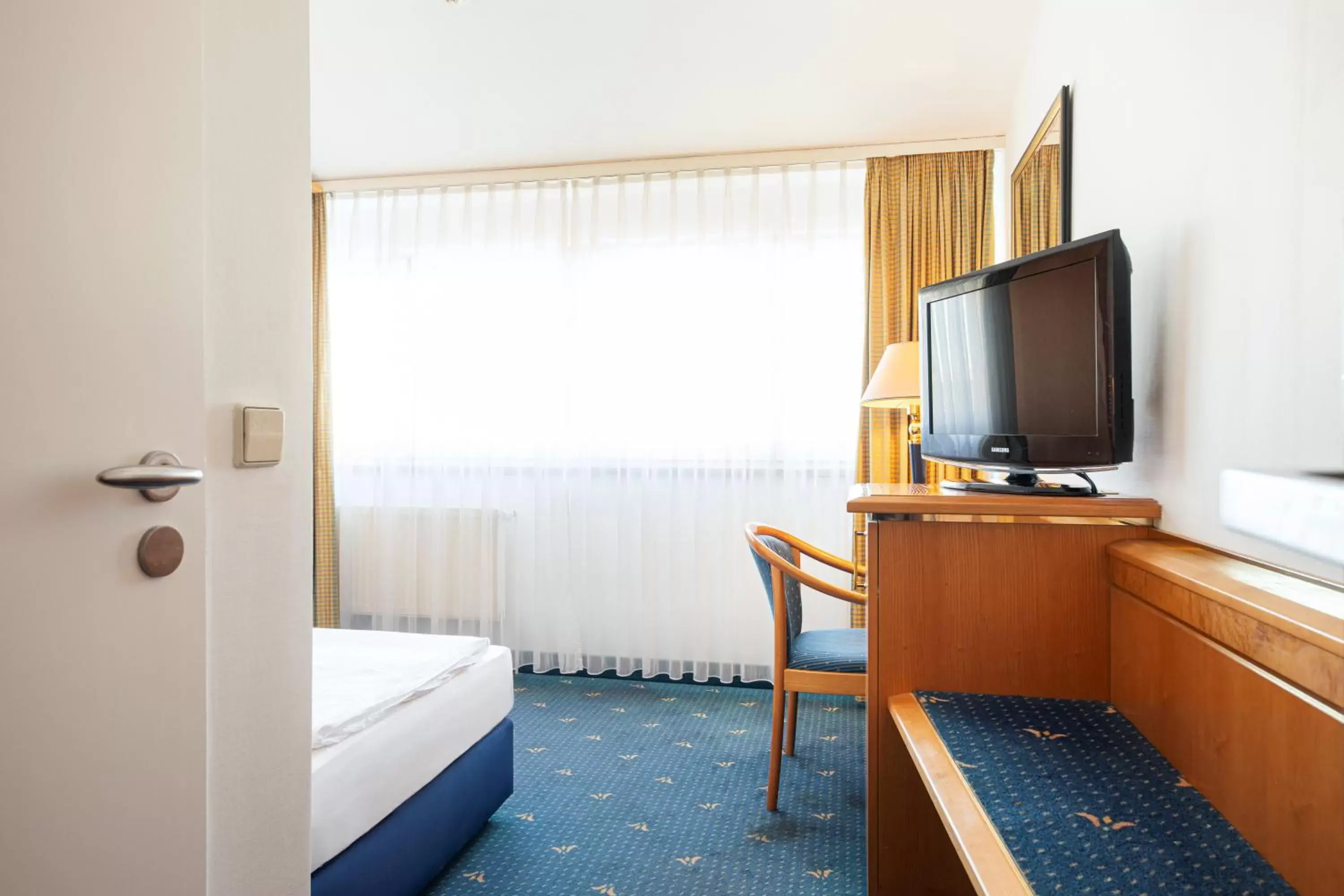 Bedroom, TV/Entertainment Center in ACHAT Hotel Magdeburg