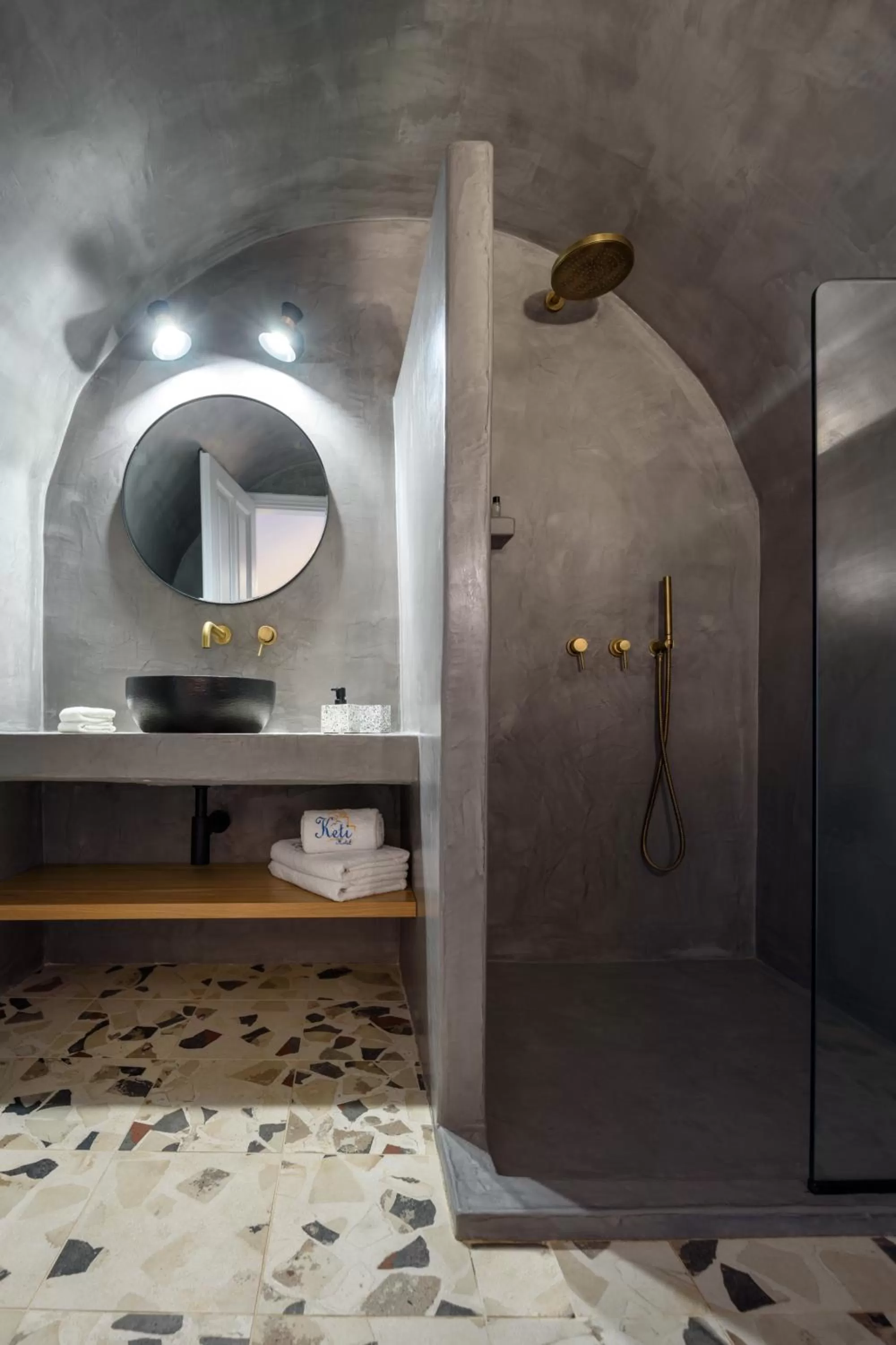 Shower in Keti Hotel