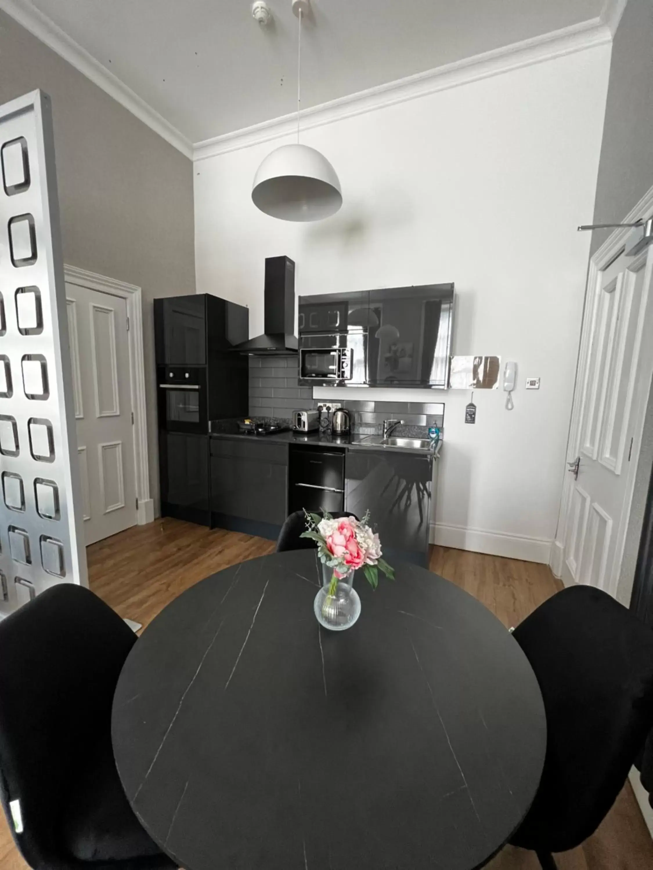 Dining area, Kitchen/Kitchenette in Amani Apartments - Glasgow City Centre