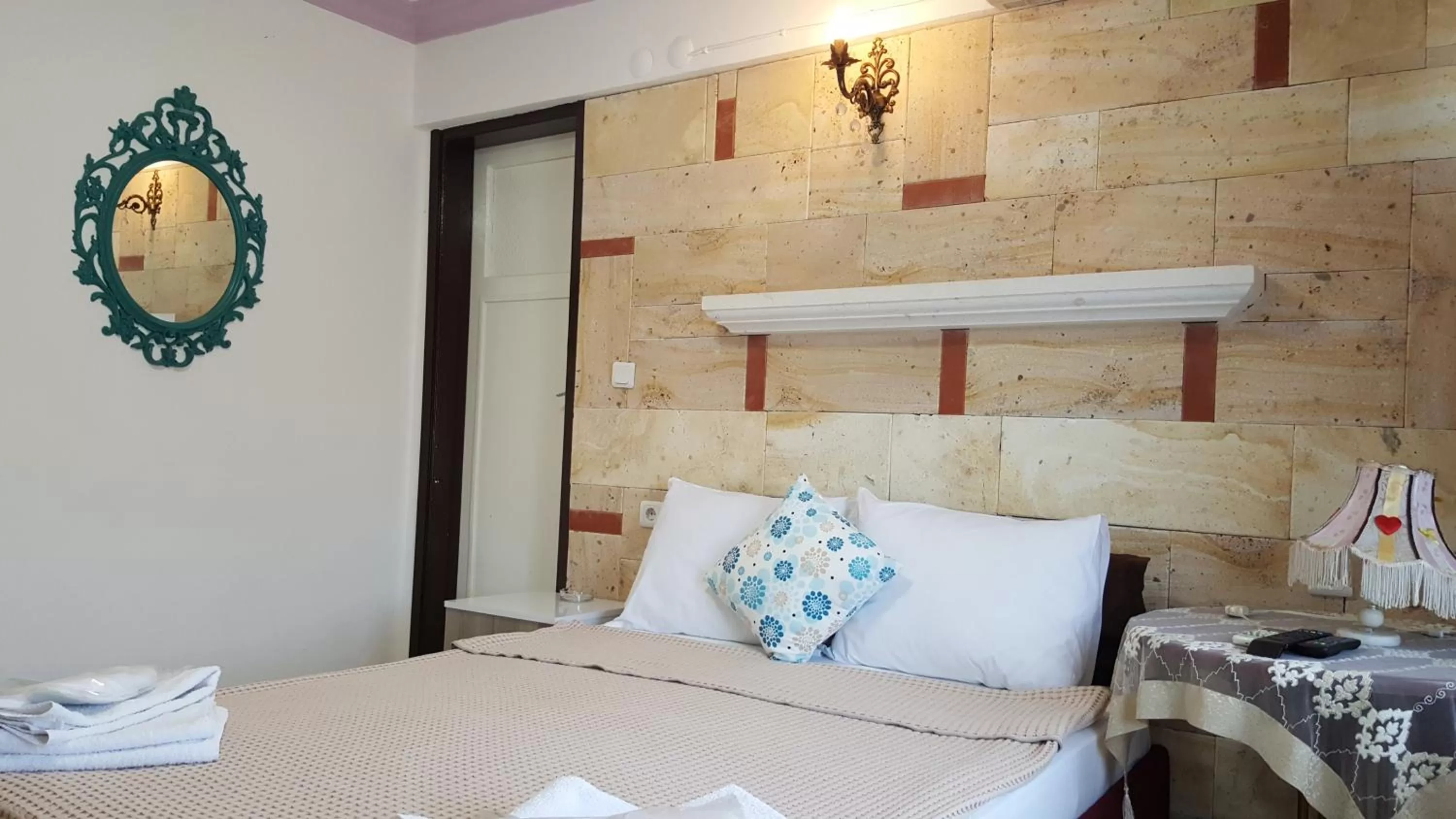 Photo of the whole room, Bed in Foça Ensar Hotel