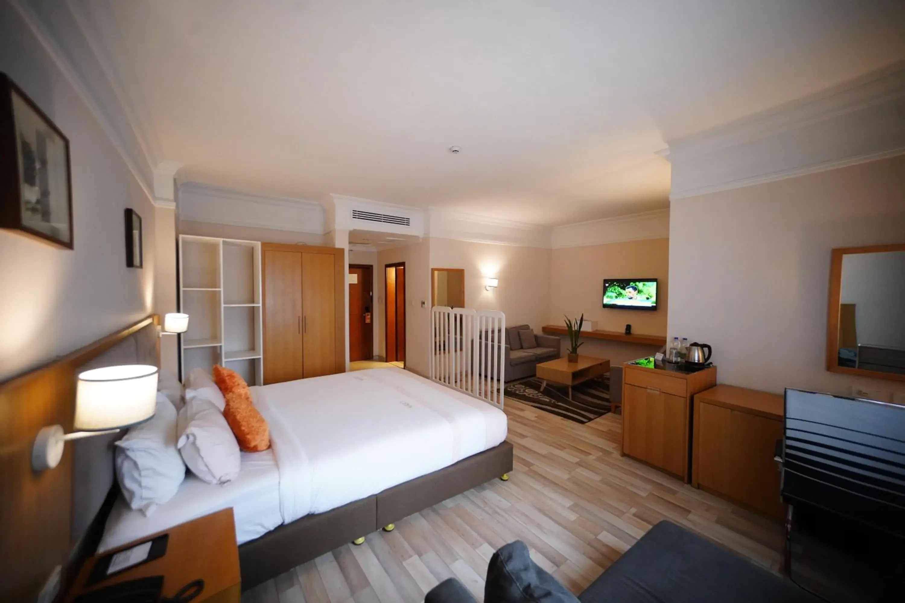 Communal lounge/ TV room in Mado Hotel