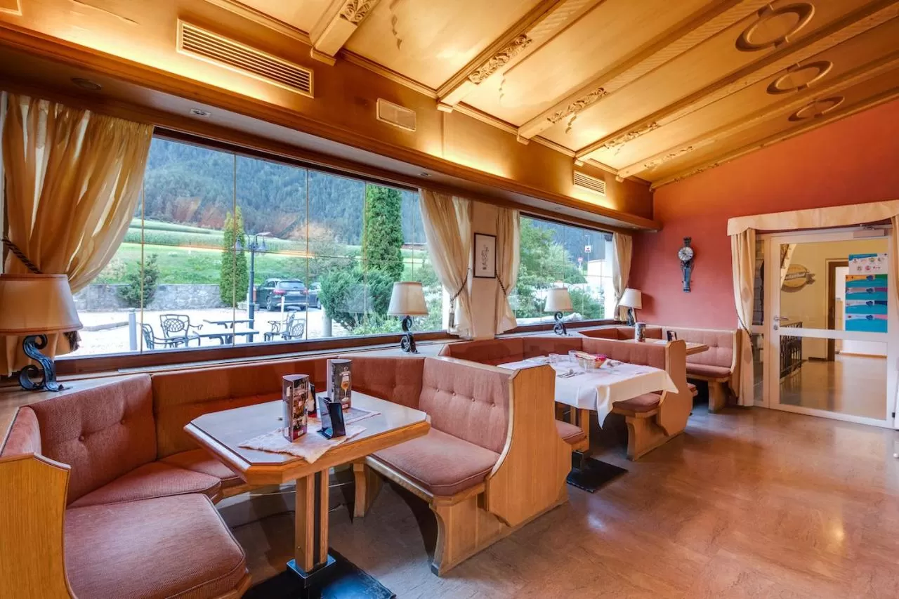 Lounge or bar, Restaurant/Places to Eat in Smy Koflerhof Wellness & Spa Dolomiti