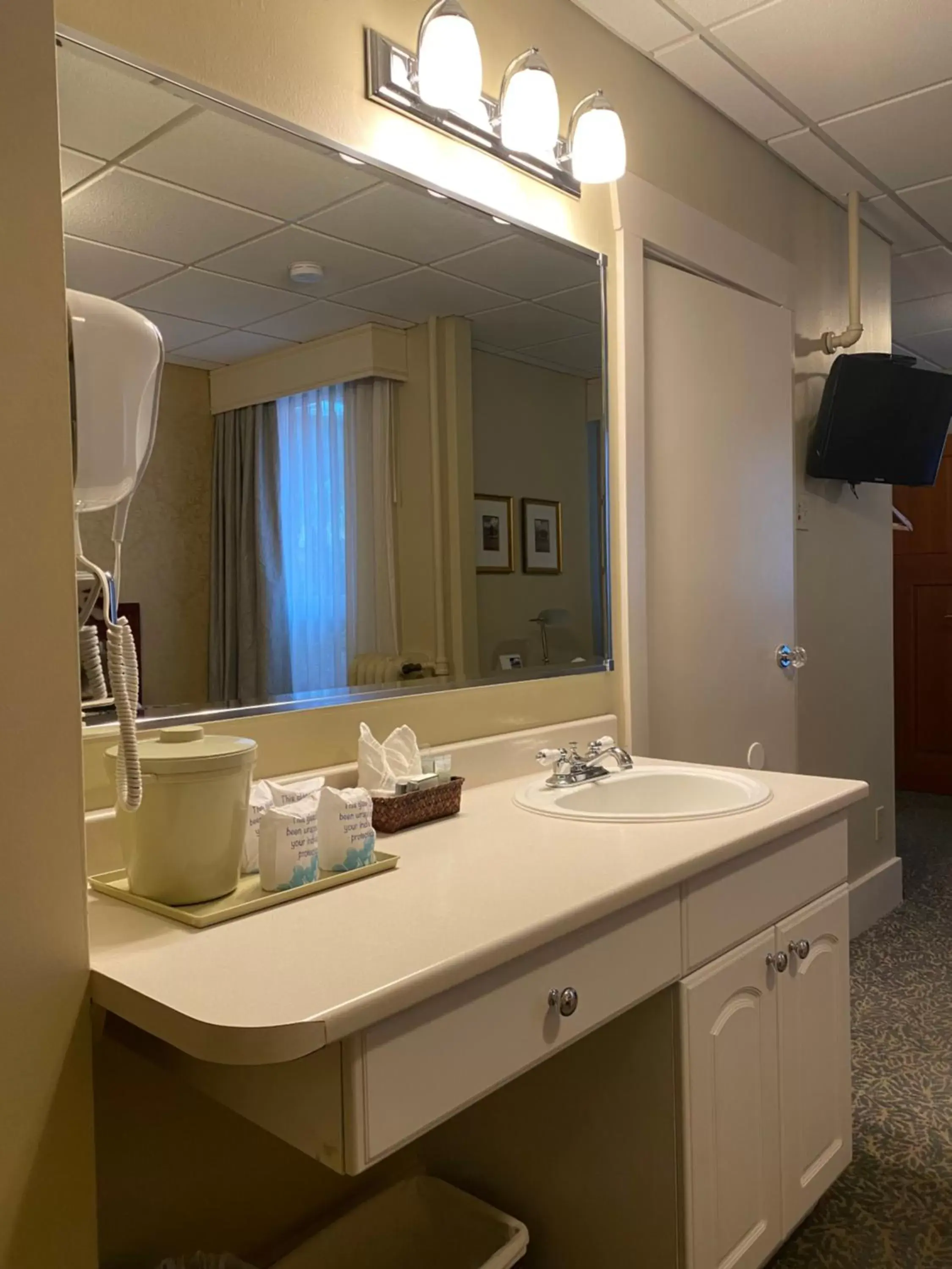 Bedroom in Kingston Hotel Bedroom in Kingston Hotel