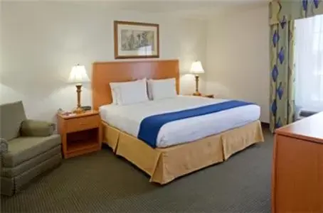 Bed in Holiday Inn Express Hotel & Suites Columbus, an IHG Hotel