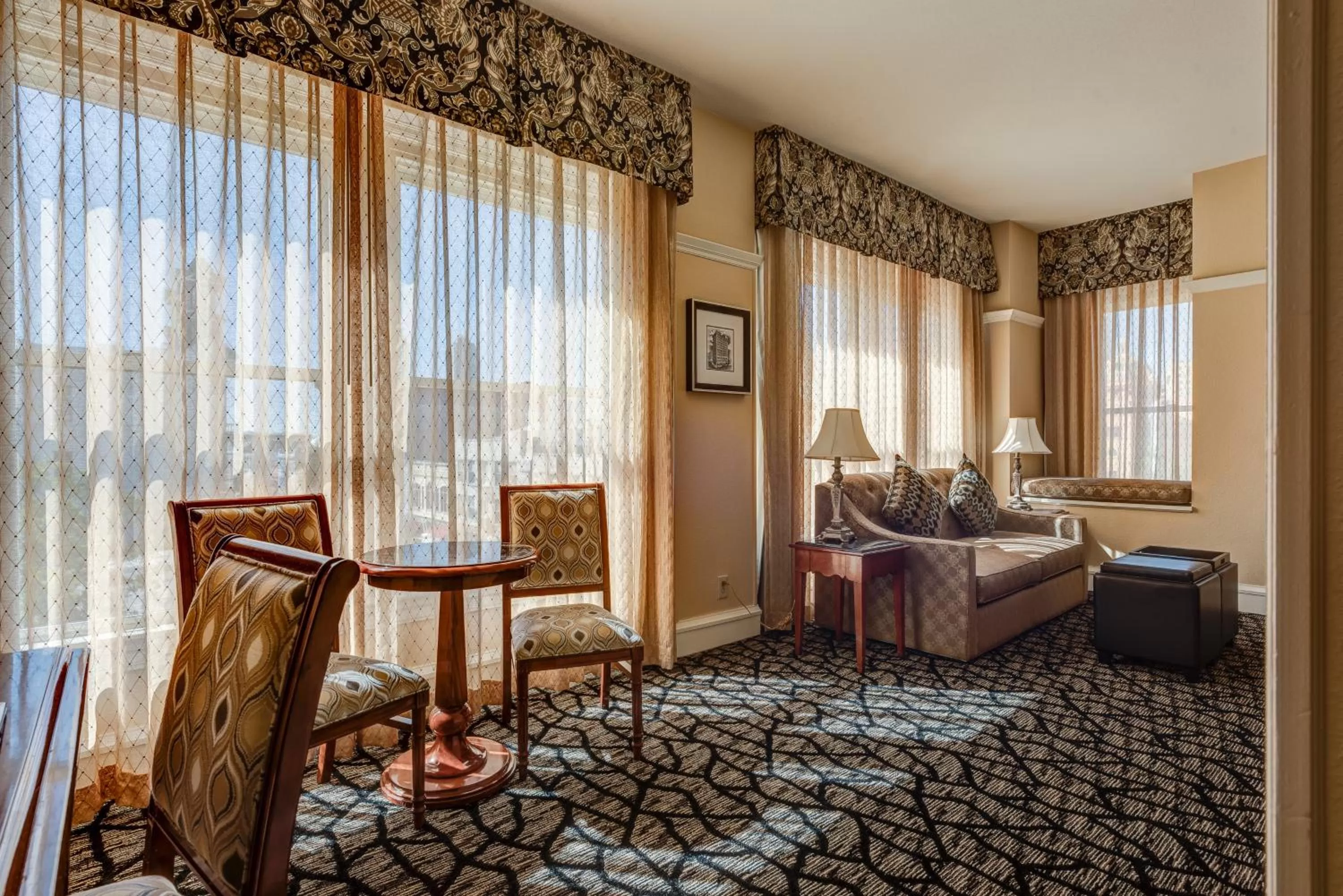 Seating area, Bed in Gaslamp Plaza Suites
