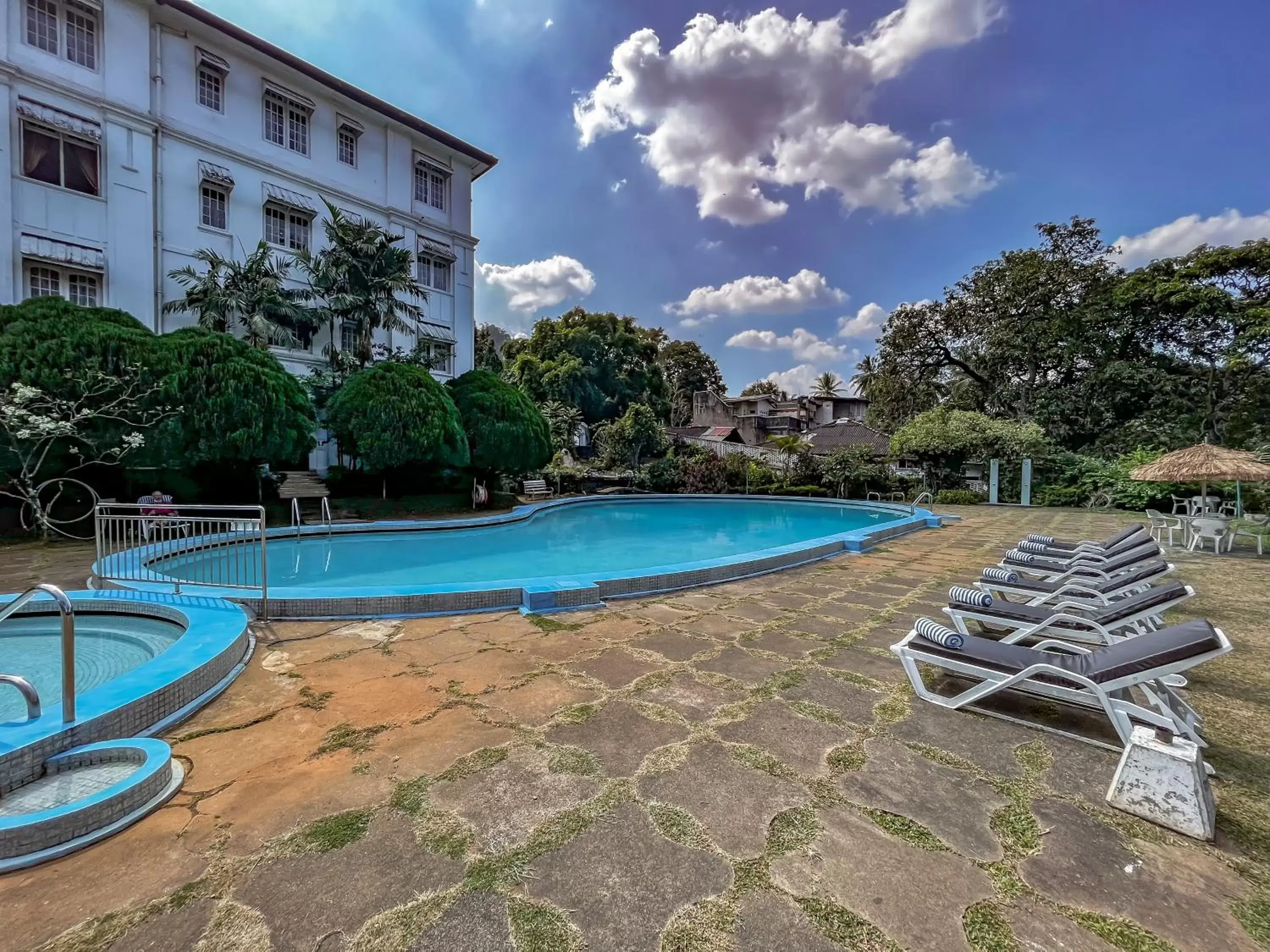 Swimming Pool in Hotel Suisse