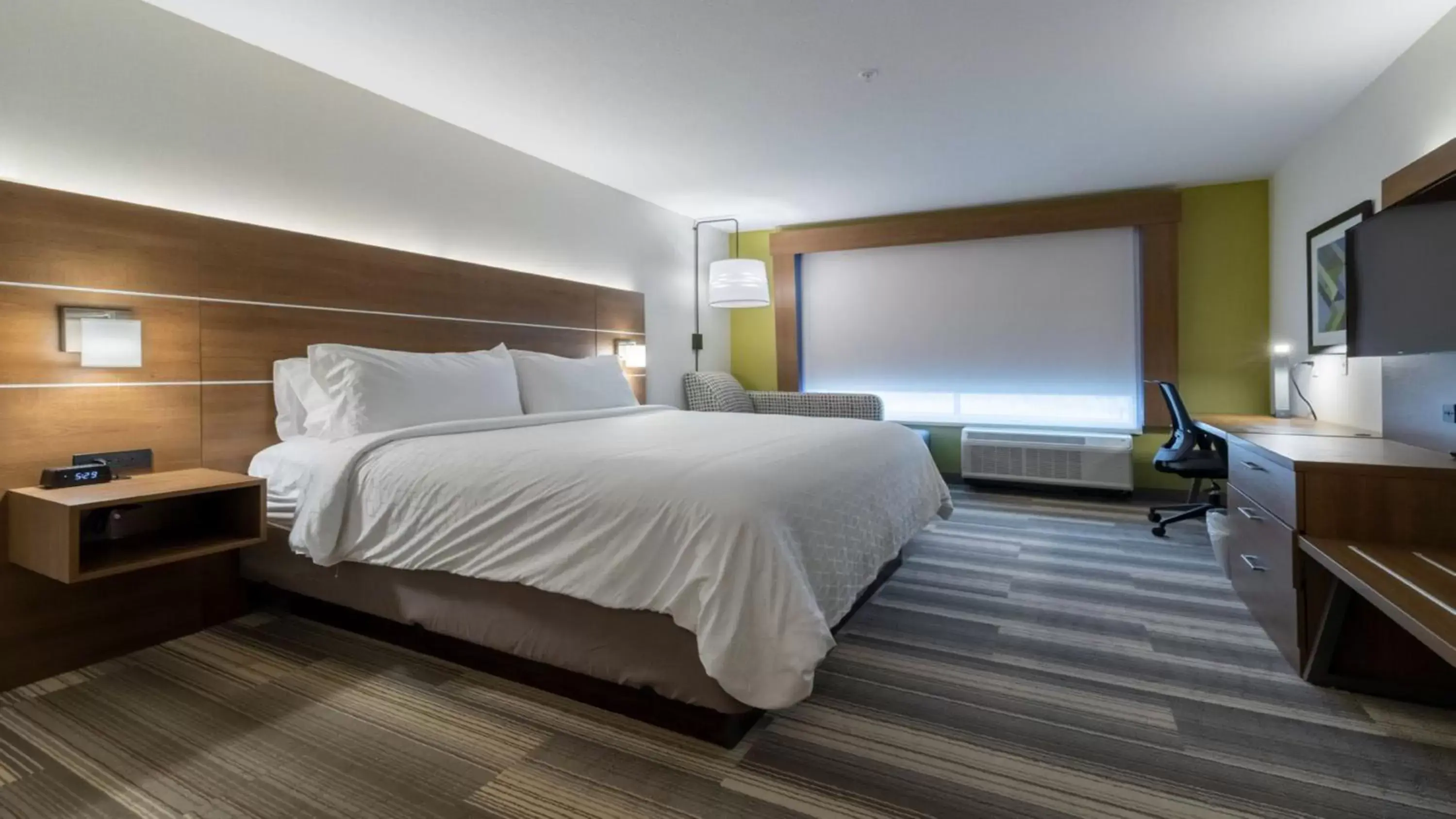 Bedroom, Bed in Holiday Inn Express & Suites - Marion, an IHG Hotel