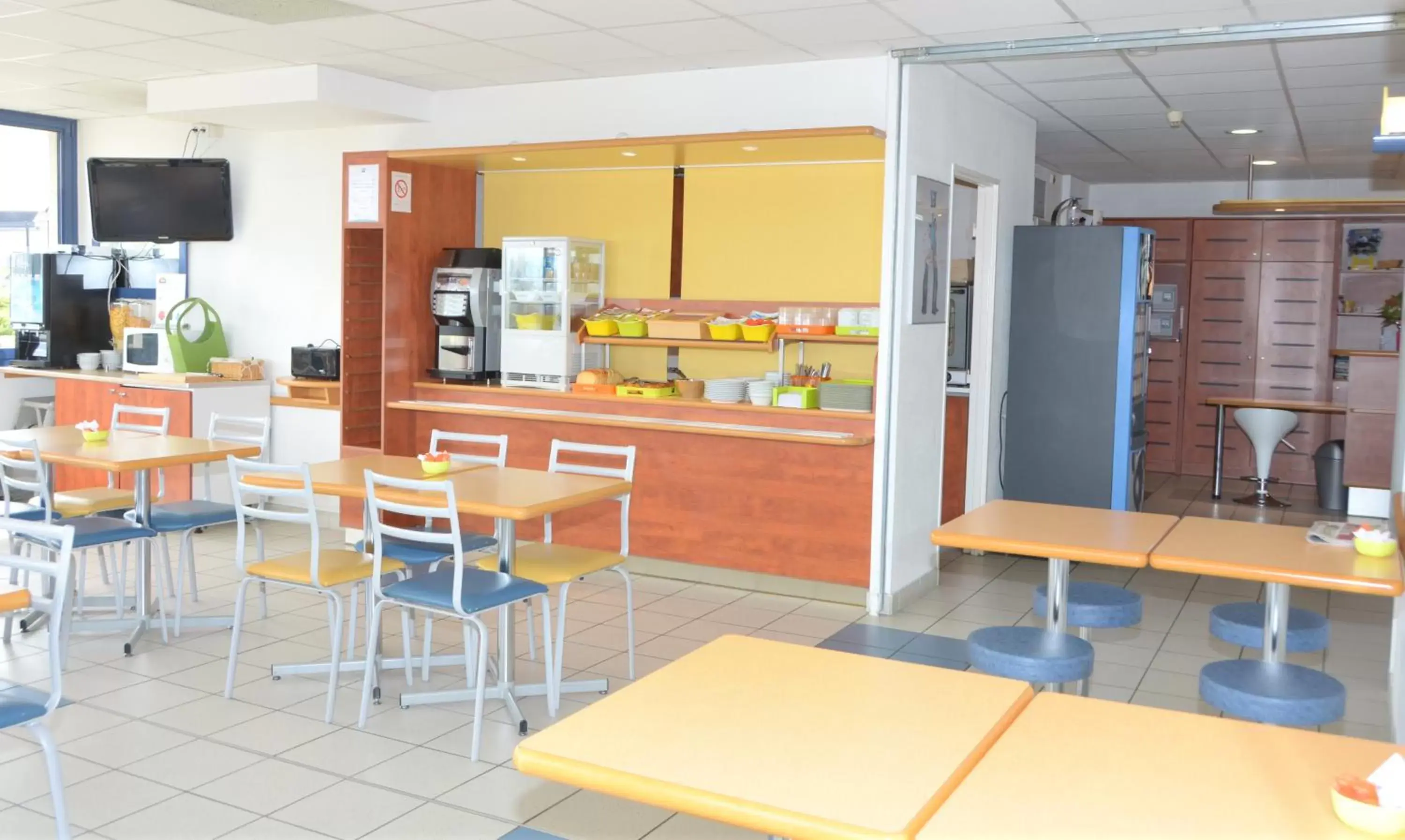 Buffet breakfast, Restaurant/Places to Eat in ibis budget Nevers Varennes Vauzelles