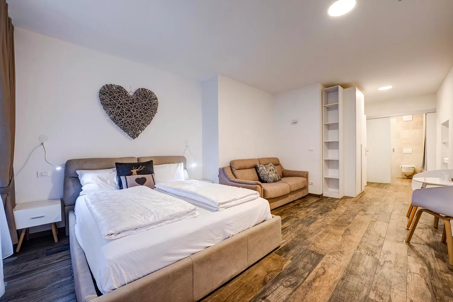 Photo of the whole room, Bed in Arcadia Rooms