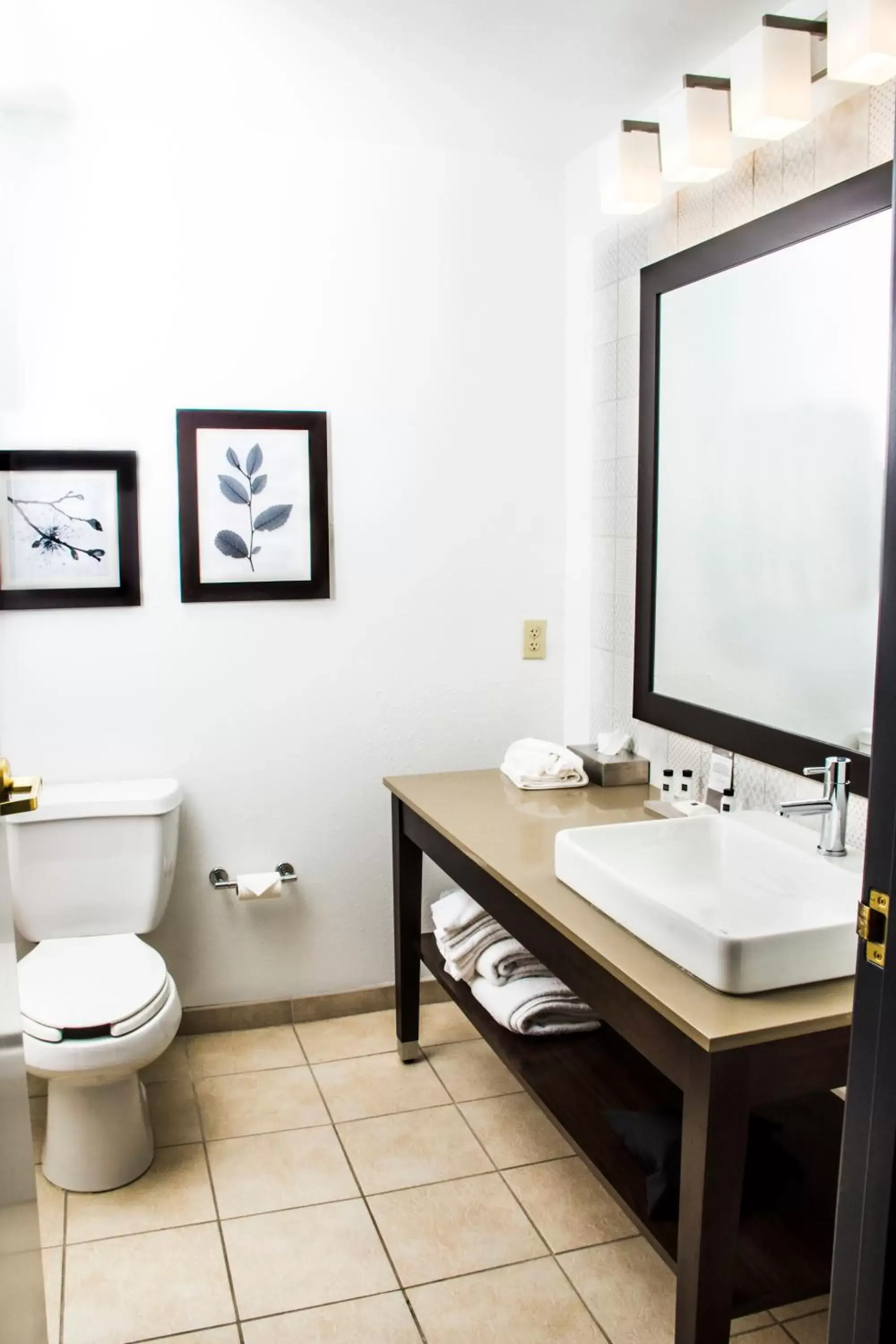 Bathroom in Country Inn & Suites by Radisson, Winchester, VA