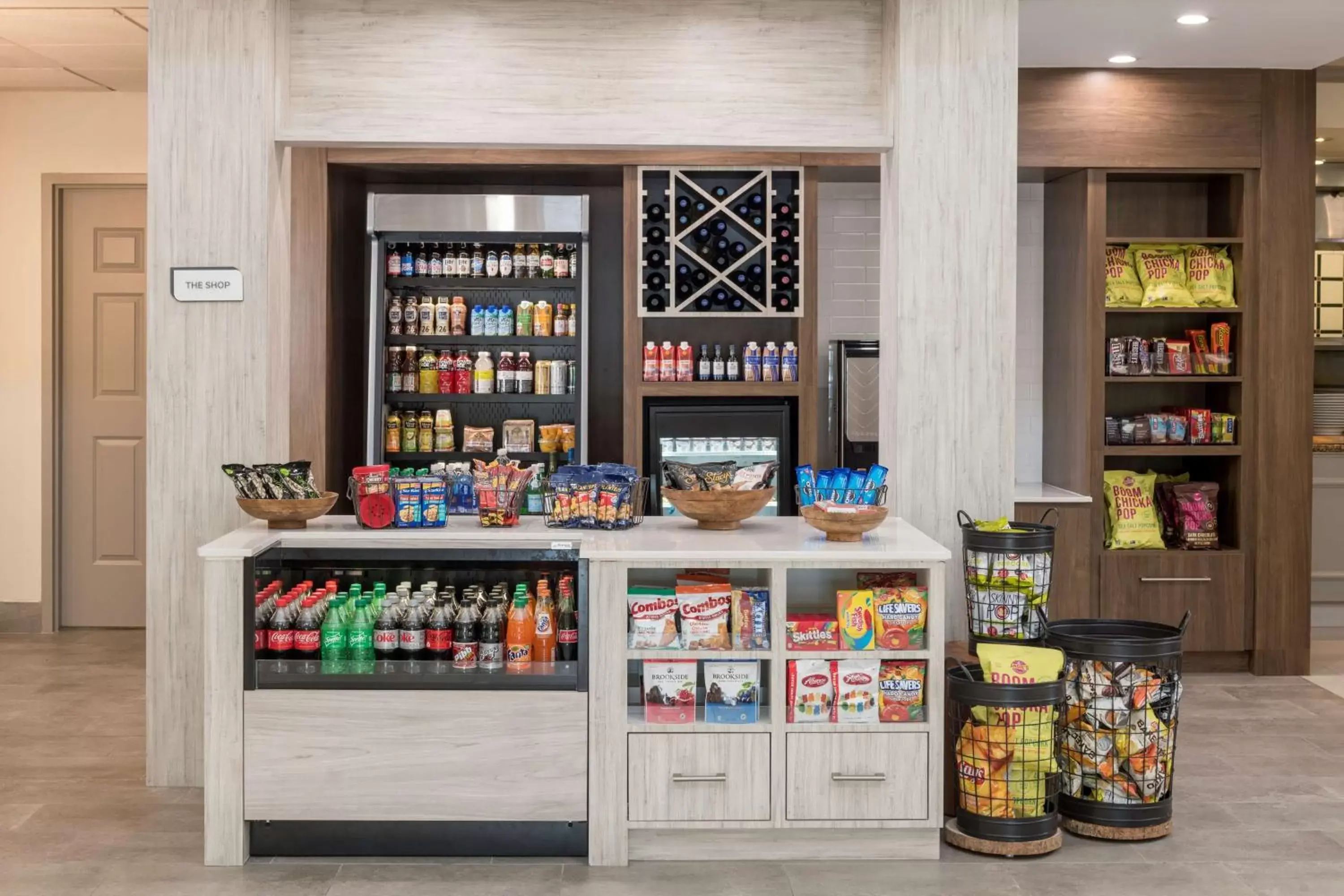 Dining area, Supermarket/Shops in Hilton Garden Inn Lafayette/Cajundome