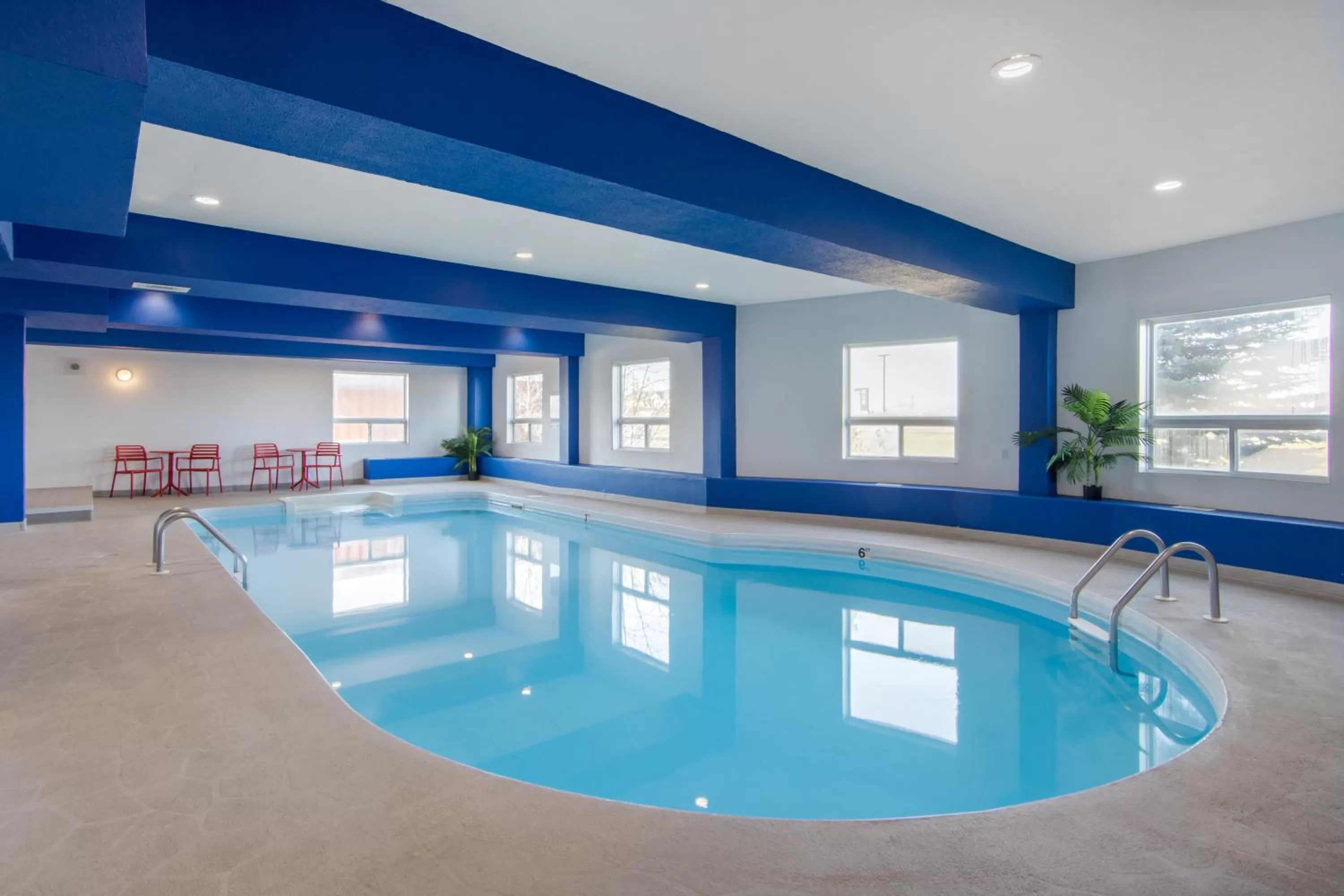 Swimming pool in Comfort Inn & Suites