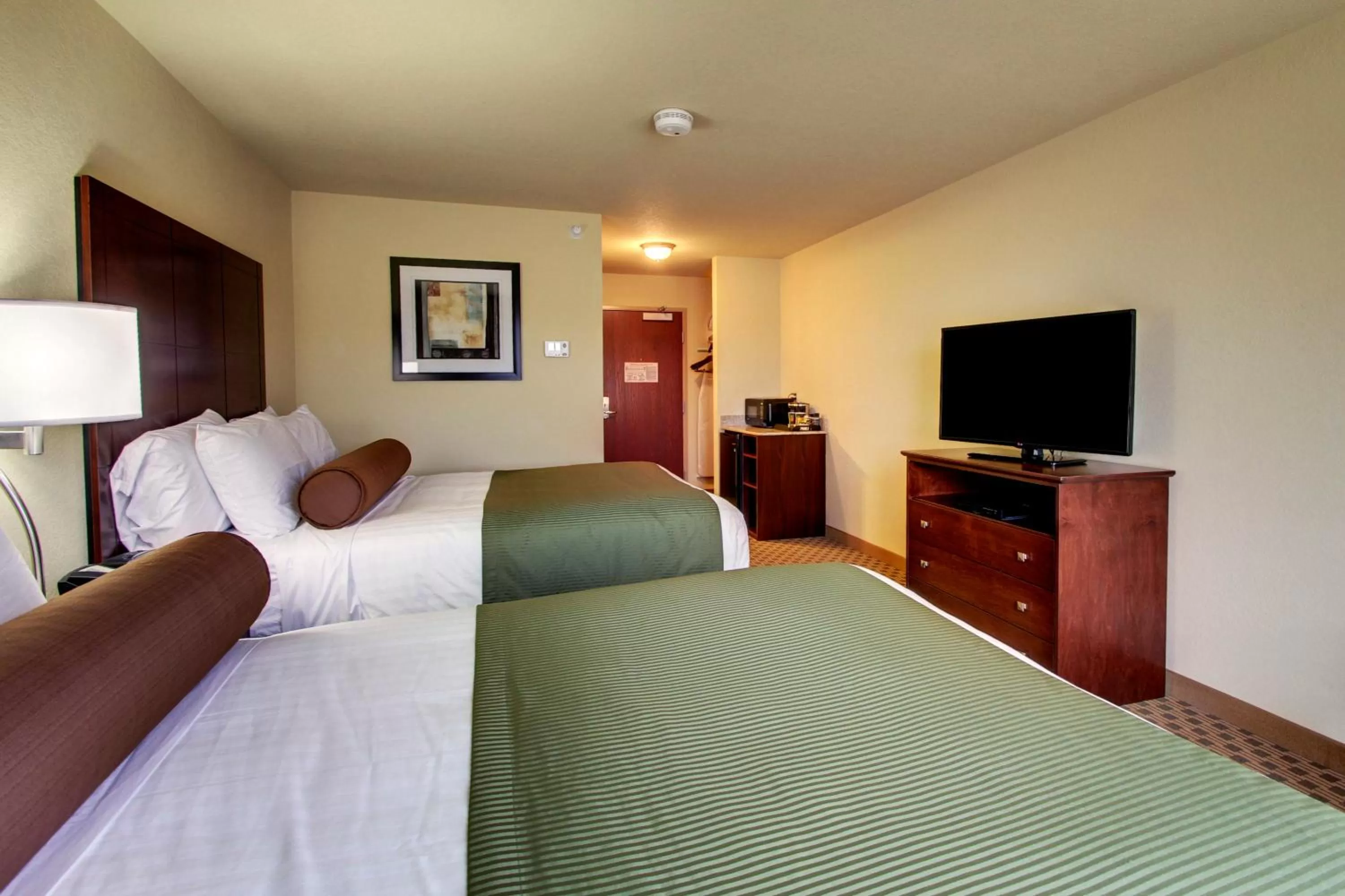 TV and multimedia in Cobblestone Inn & Suites Steele