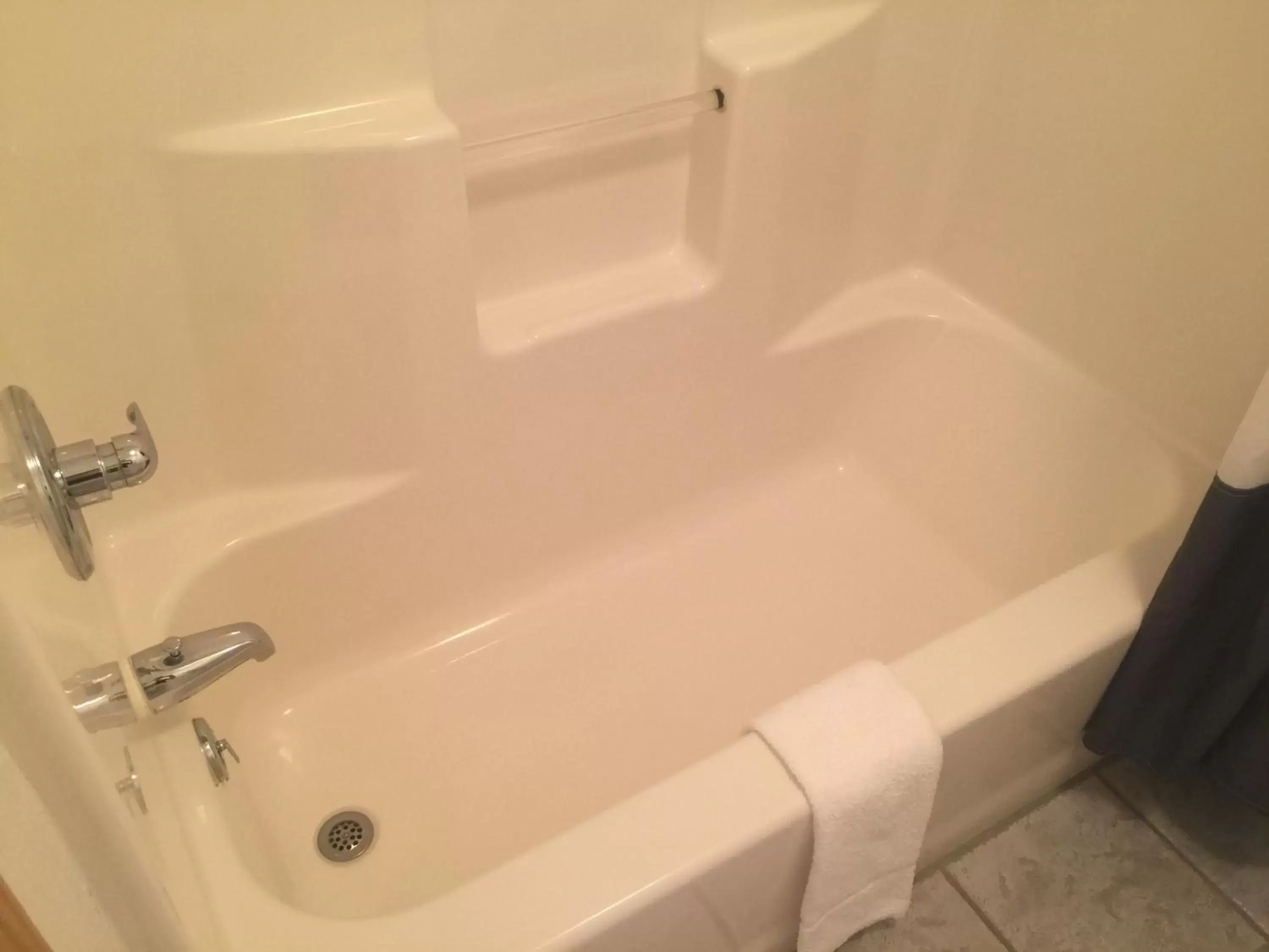 Shower, Bathroom in Wheels Motel
