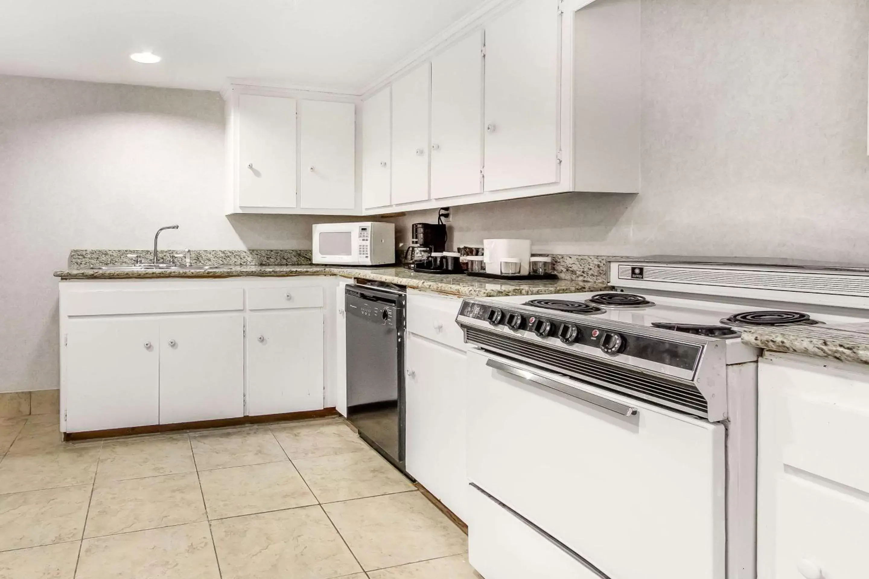 Photo of the whole room, Kitchen/Kitchenette in Clarion Hotel Broken Arrow - Tulsa