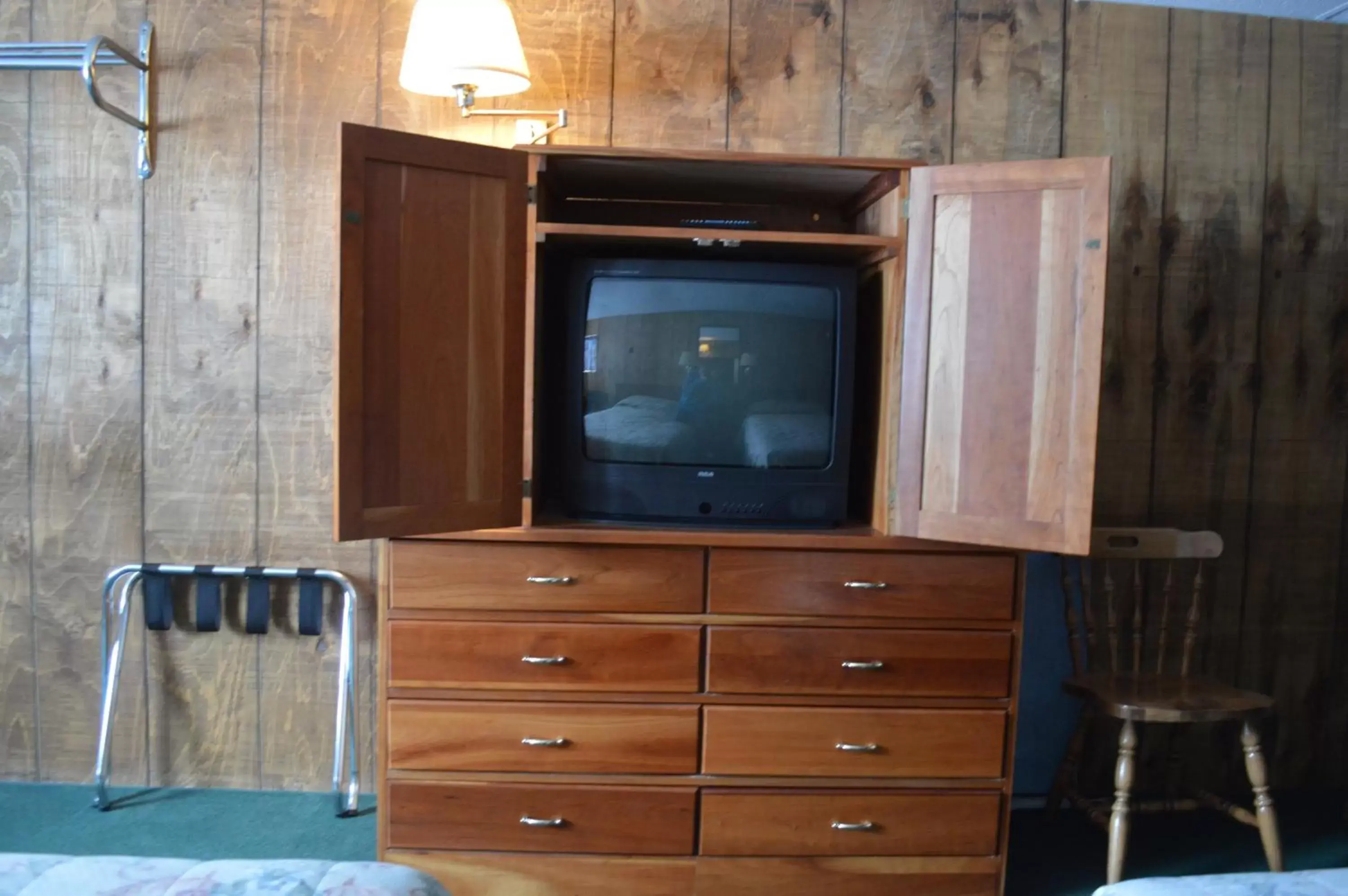 TV and multimedia, TV/Entertainment Center in Maple Leaf Inn Lake Placid