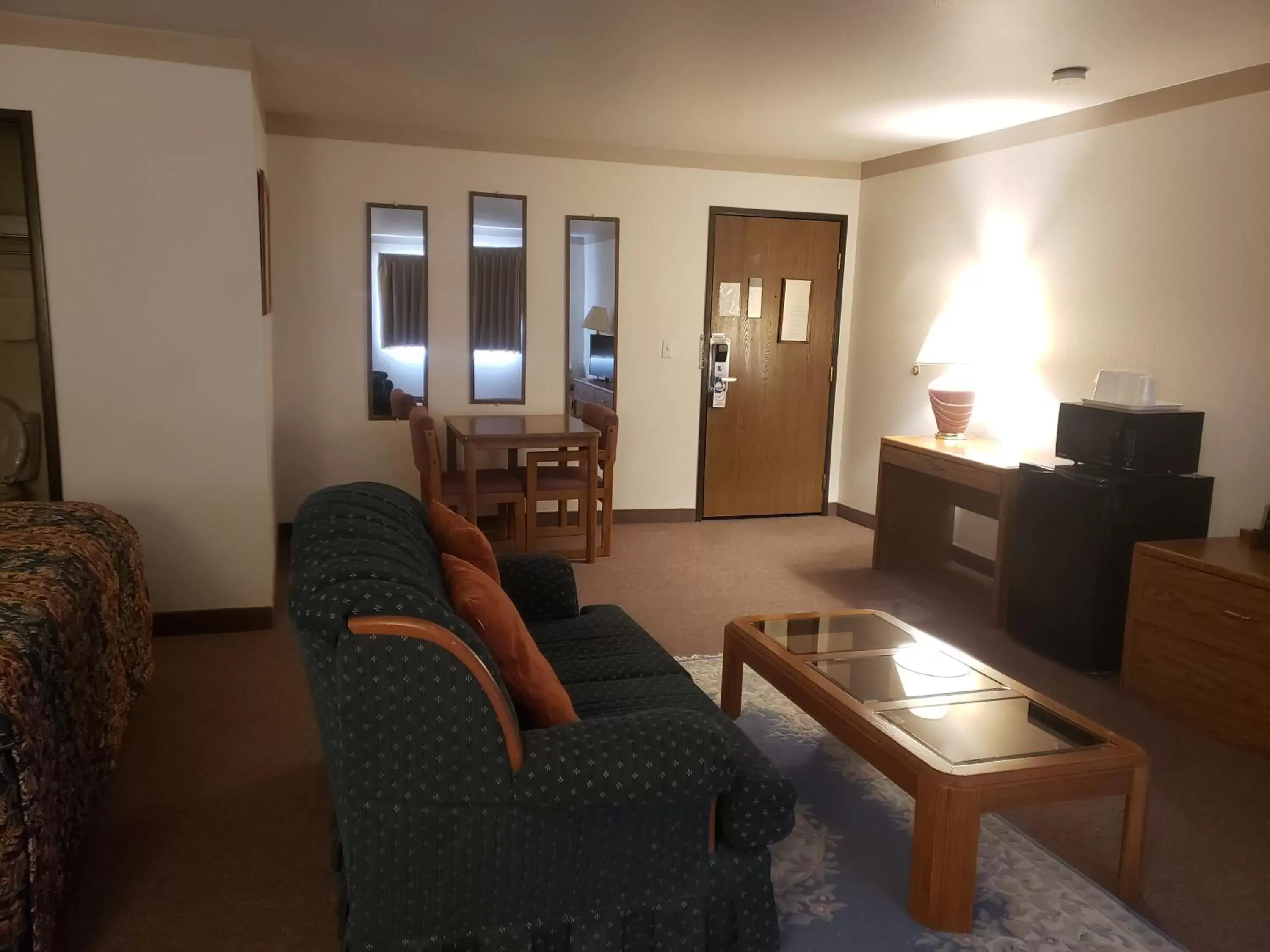 Living room, Seating Area in STAY INN Burlington