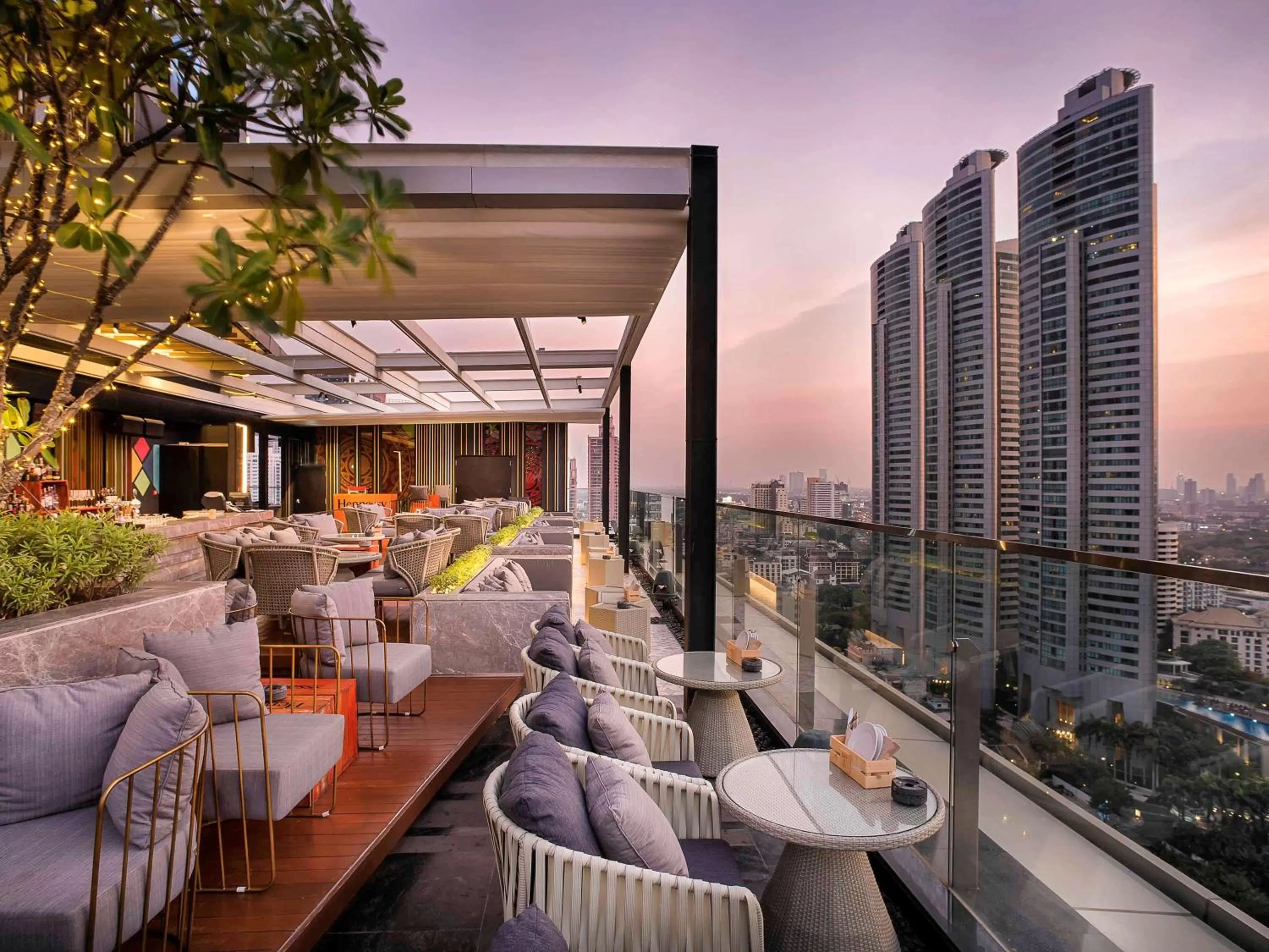 Lounge or bar in Novotel Bangkok Sukhumvit 20