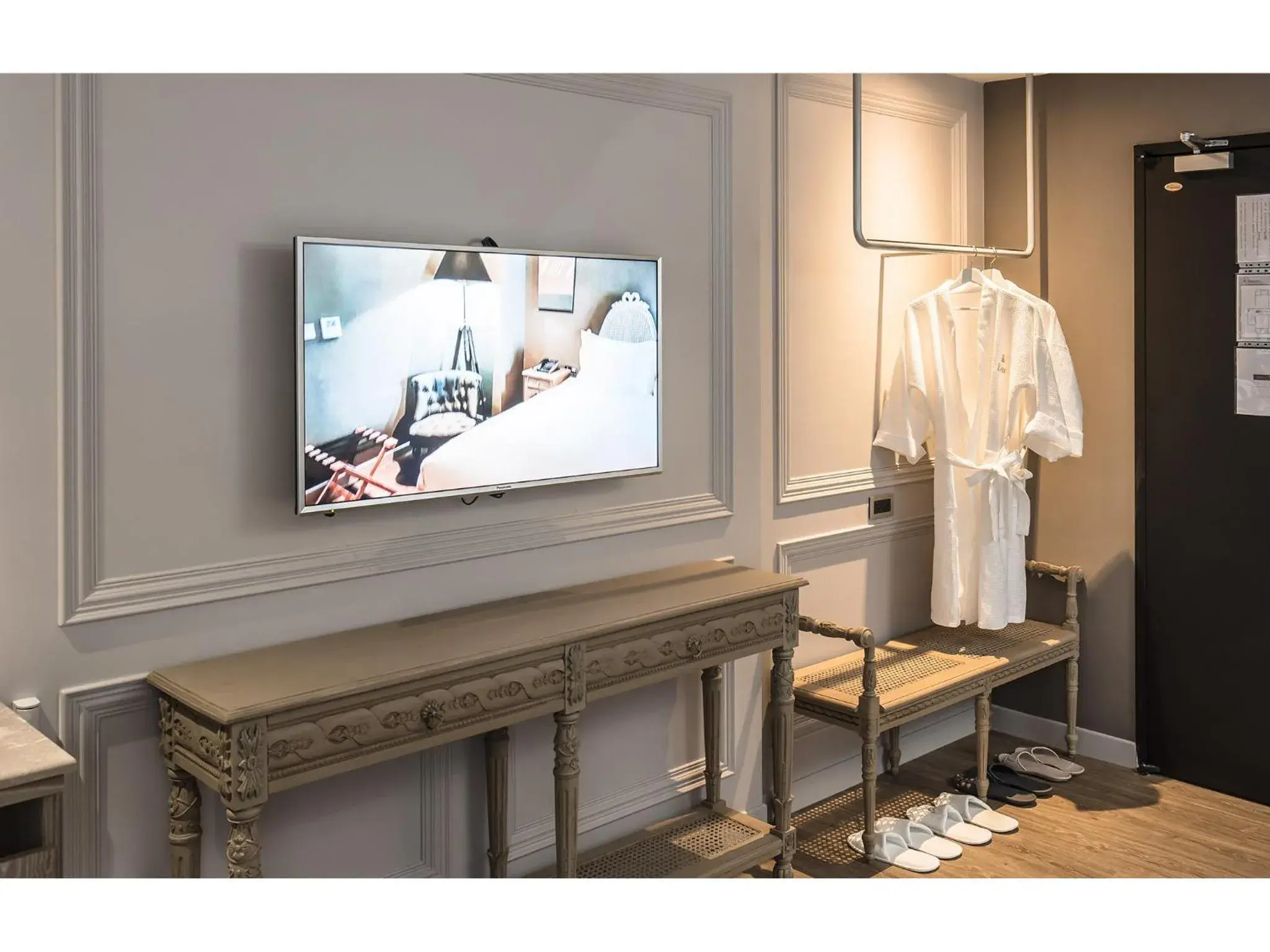 TV and multimedia, TV/Entertainment Center in Hôtel de Ľeau