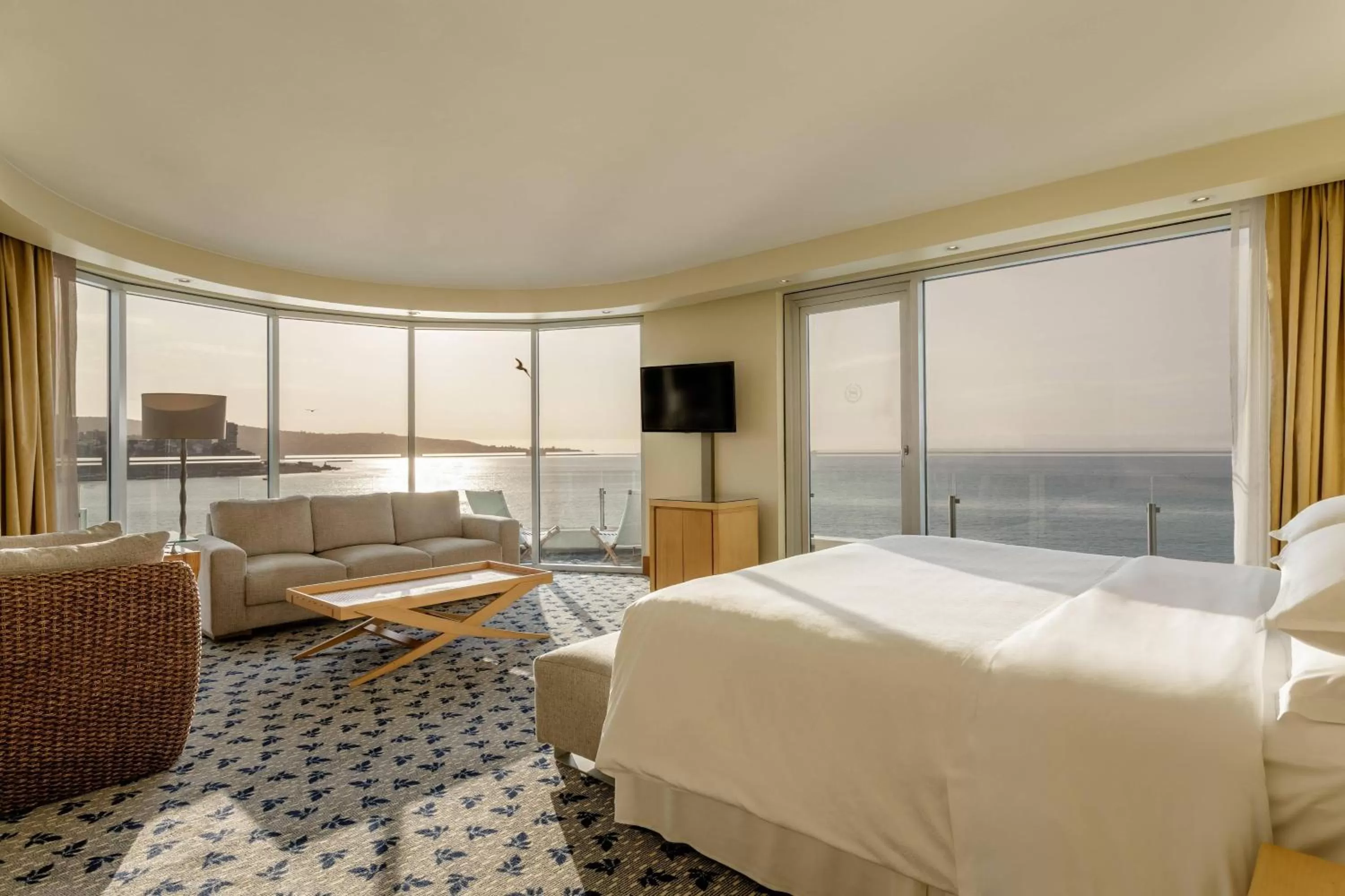 Photo of the whole room, Bed in Sheraton Miramar Hotel & Convention Center