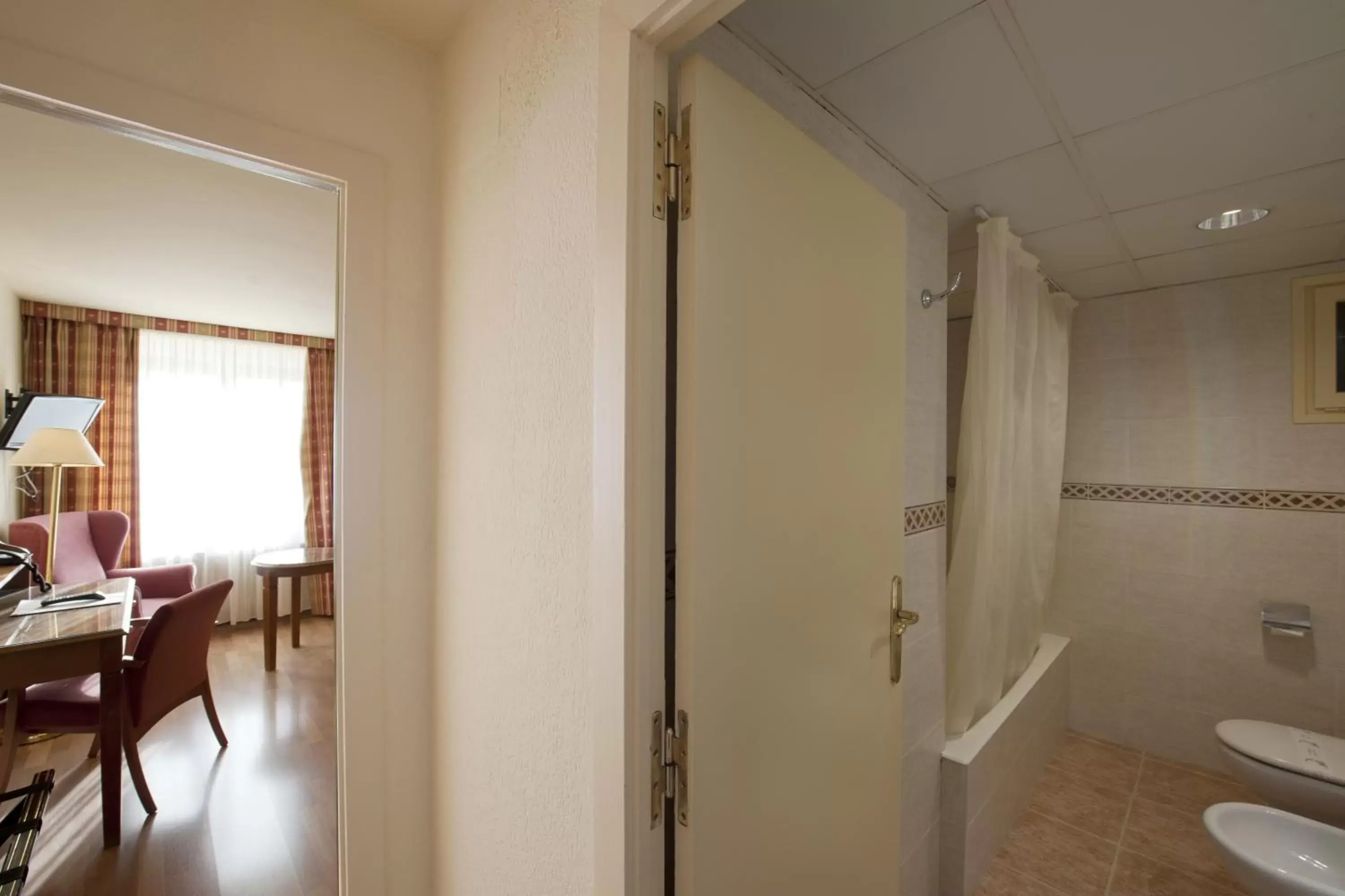 Photo of the whole room, Bathroom in Hotel Abat Cisneros Montserrat