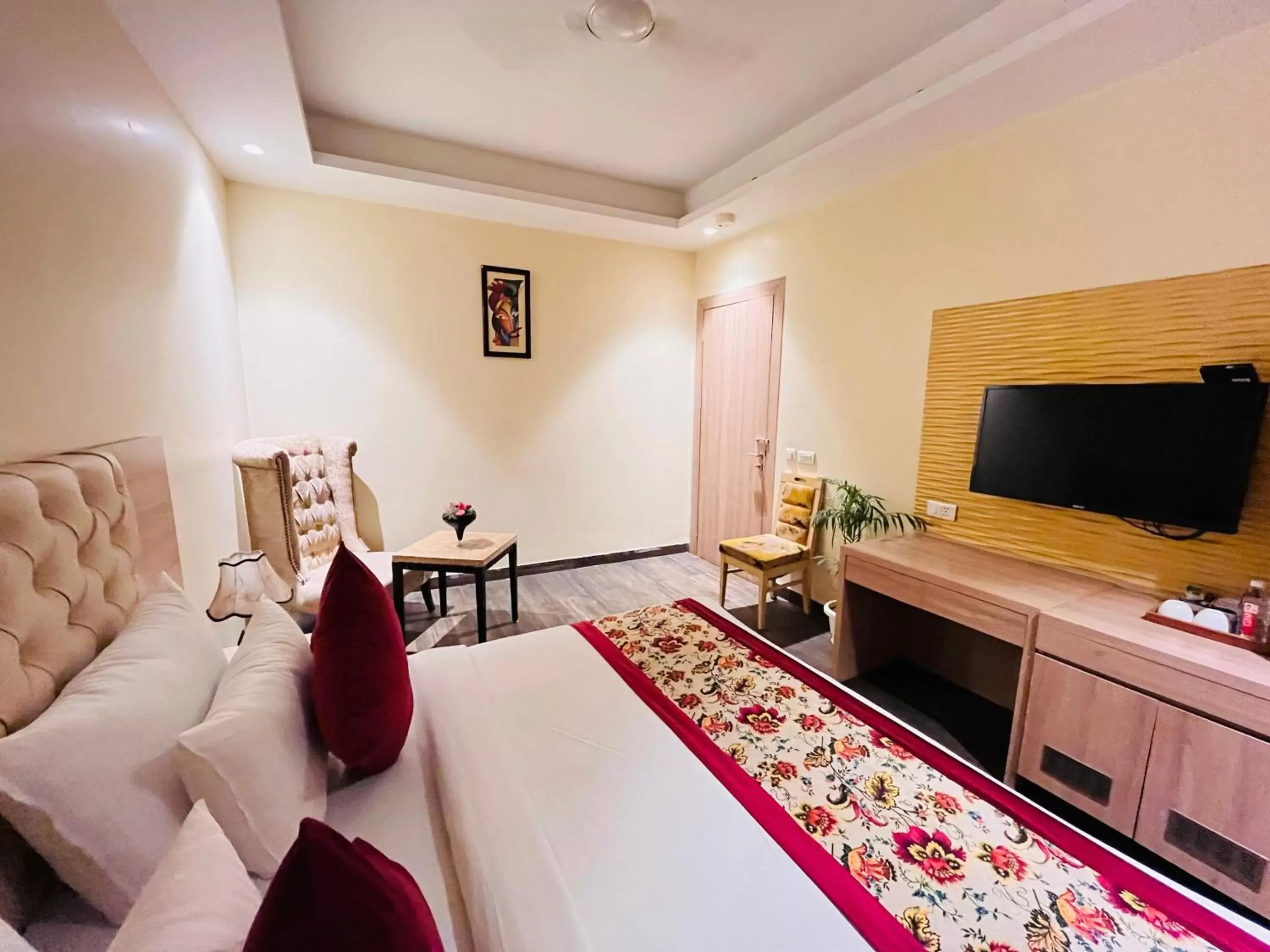 Bed, TV/Entertainment Center in Hotel Banz - Near Delhi International Airport